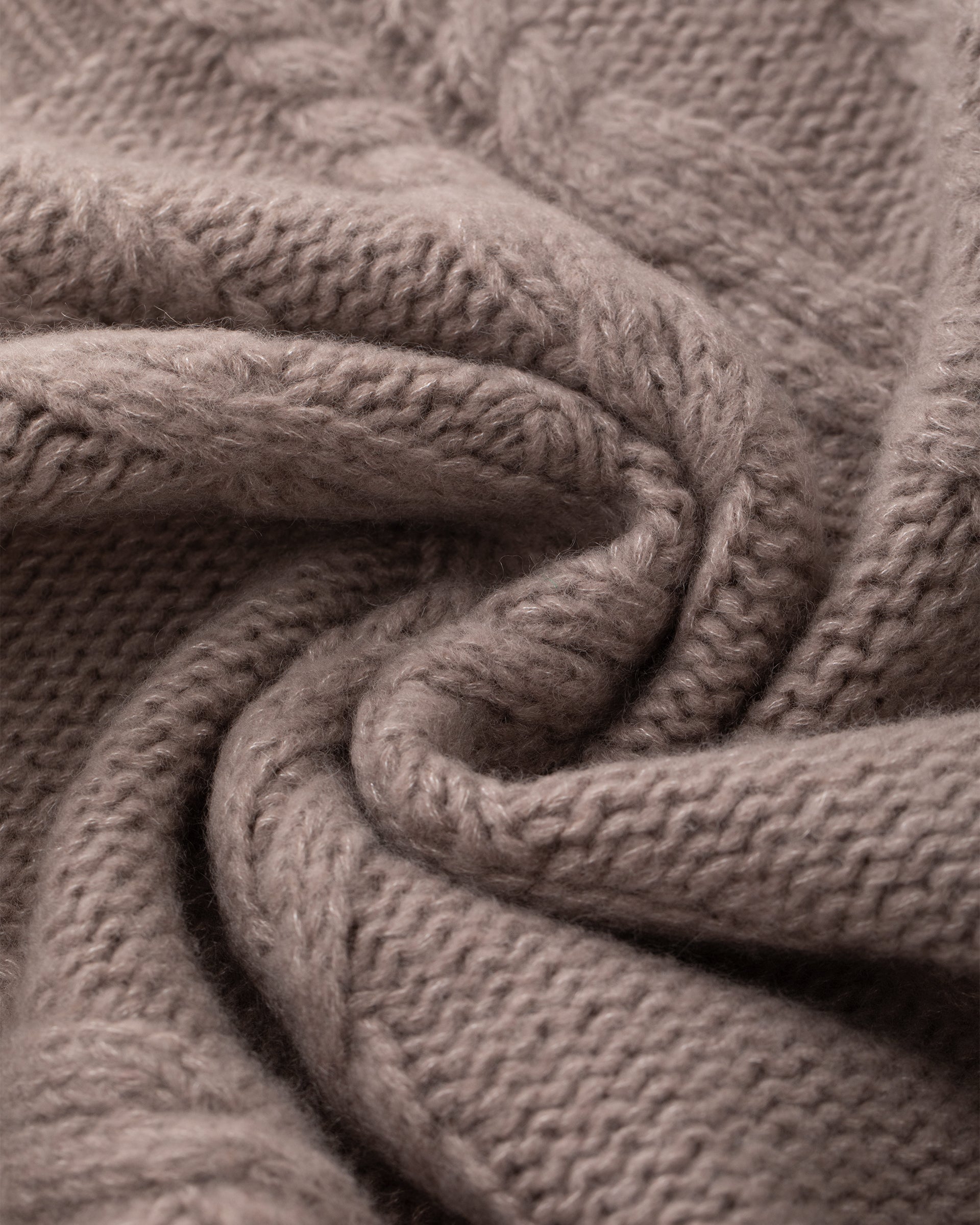 Damen Cardigan aus 75 % Kaschmir und 25 % Seide in Natural Twine – links gestrickter Cardigan mit Zopfstrickmuster in grober Strickqualität und oversized Passform mit weiter, langer Silhouette. Das Modell verfügt über eine Knopfleiste mit Knöpfen aus waschbarem Leder, eine überschnittene Schulter sowie lange, weite Ärmel. Aufgesetzte Taschen sowie Ärmelbündchen, Saum und Knopfleiste in Rippstruktur verleihen dem Design einen markanten, lässigen Look.
