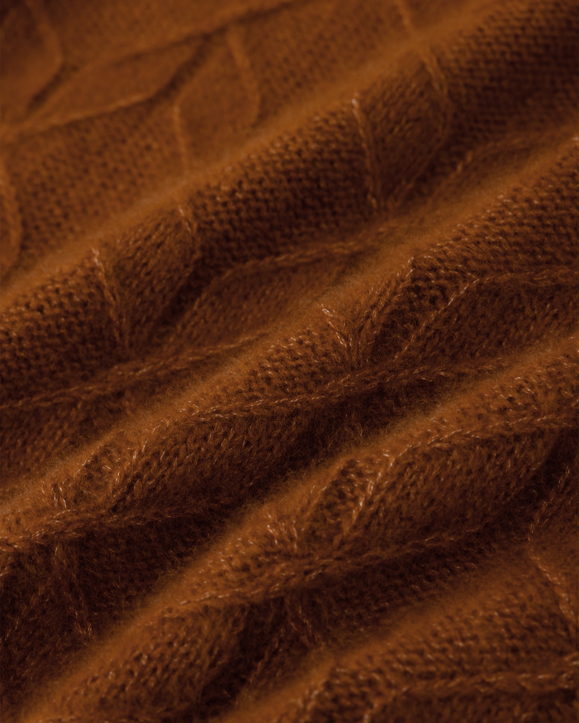 Damen Pullover aus 75 % Kaschmir und 25 % Seide in Bronze – grafisches Zopfstrickmuster in mittelschwerer Qualität mit oversized Passform, breiter und kurzer Silhouette, hohem doppeltem Stehkragen sowie überschnittenen Schultern. Lange, gerade Ärmel und Abschlüsse in Rippstruktur verleihen dem Modell einen modernen Look.