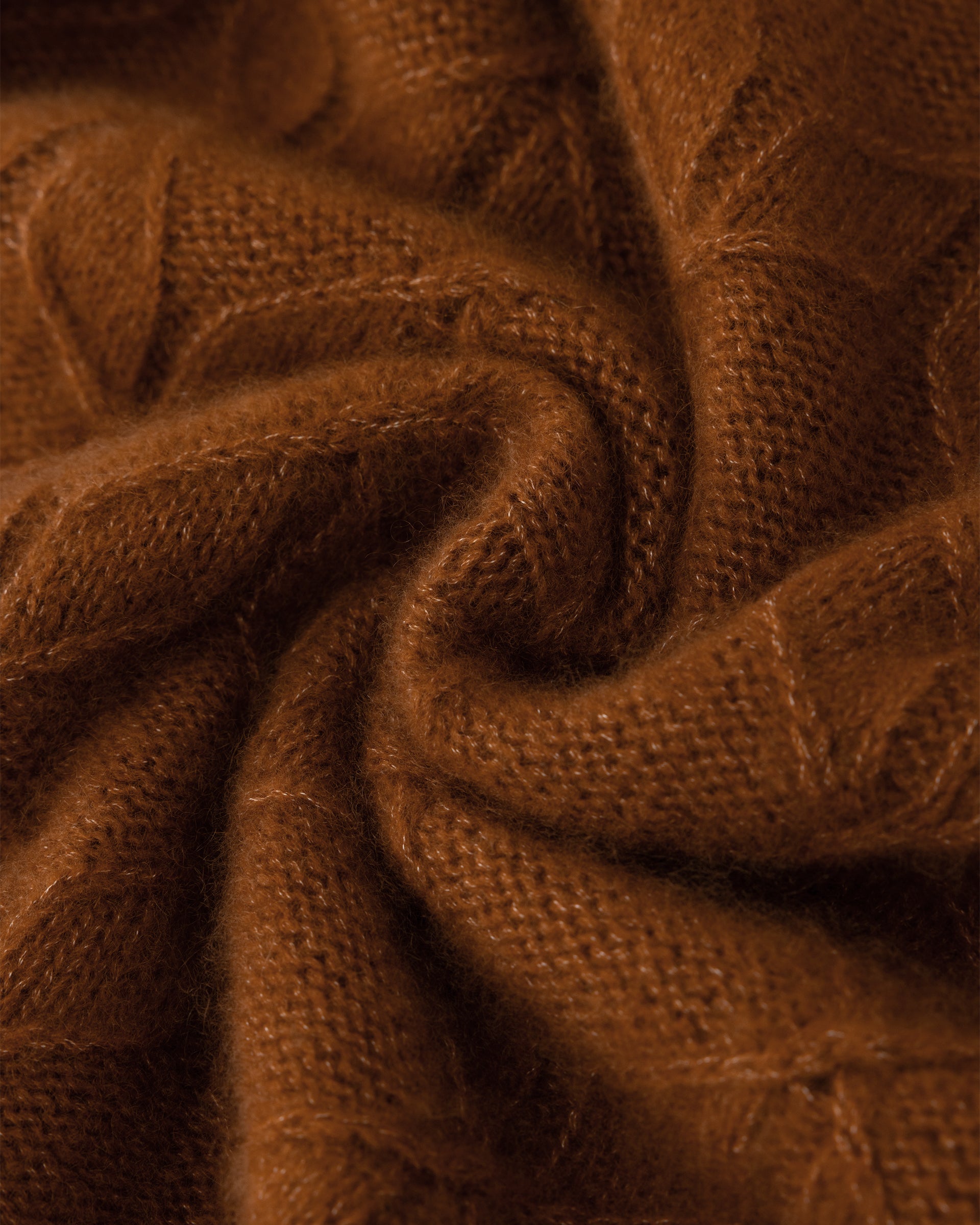 Damen Pullover aus 75 % Kaschmir und 25 % Seide in Bronze – grafisches Zopfstrickmuster in mittelschwerer Qualität mit oversized Passform, breiter und kurzer Silhouette, hohem doppeltem Stehkragen sowie überschnittenen Schultern. Lange, gerade Ärmel und Abschlüsse in Rippstruktur verleihen dem Modell einen modernen Look.