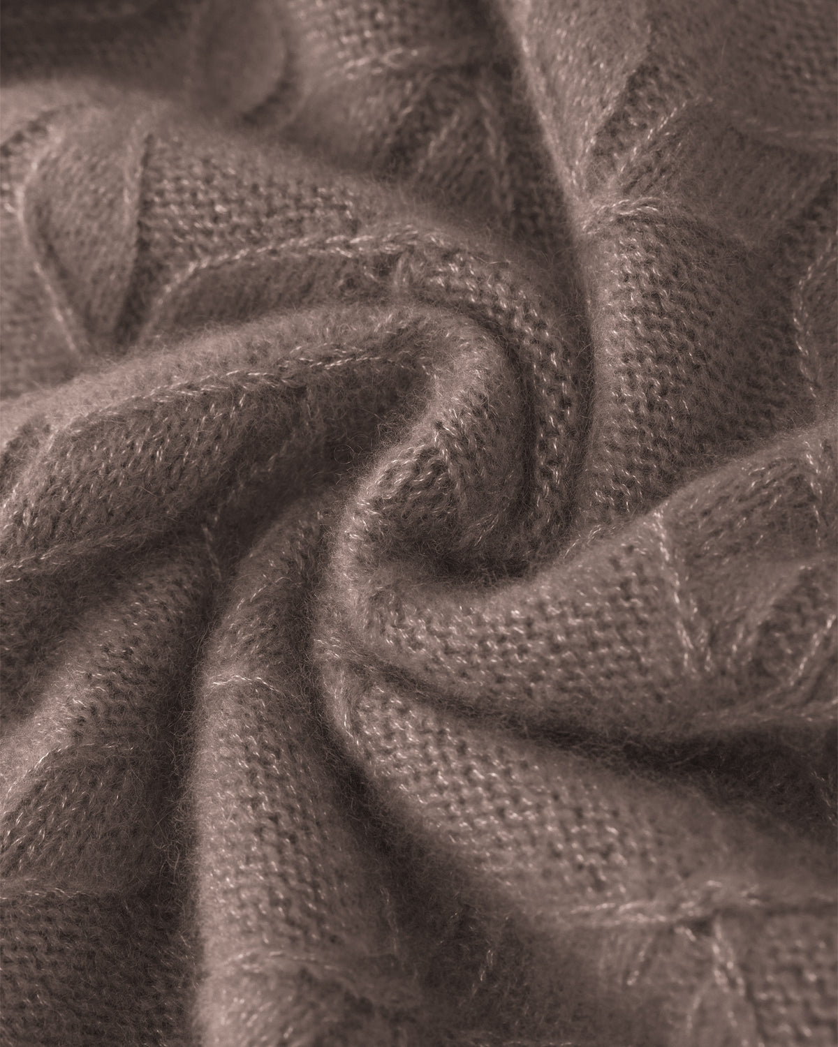Damen Pullover aus 75 % Kaschmir und 25 % Seide in Natural Twine – grafisches Zopfstrickmuster in mittelschwerer Qualität mit oversized Passform, breiter und kurzer Silhouette, hohem doppeltem Stehkragen sowie überschnittenen Schultern. Lange, gerade Ärmel und Abschlüsse in Rippstruktur verleihen dem Modell einen modernen Look.