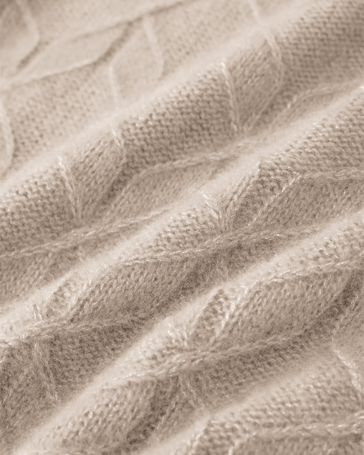 Damen Pullover aus 75 % Kaschmir und 25 % Seide in Wheat – grafisches Zopfstrickmuster in mittelschwerer Qualität mit oversized Passform, breiter und kurzer Silhouette, hohem doppeltem Stehkragen sowie überschnittenen Schultern. Lange, gerade Ärmel und Abschlüsse in Rippstruktur verleihen dem Modell einen modernen Look.