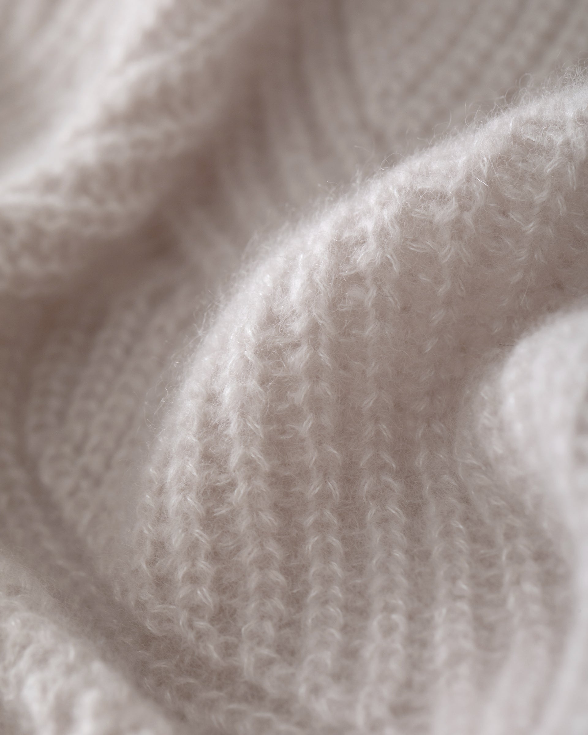 Damen Cardigan in misty pink (rosa) aus Kaschmir-Seide – grob gestrickt im Halbpatent mit dekorativem Lochmuster, oversized Passform, Raglanärmel, lange relaxte Ärmel sowie Rippbündchen an Ärmeln und Saum