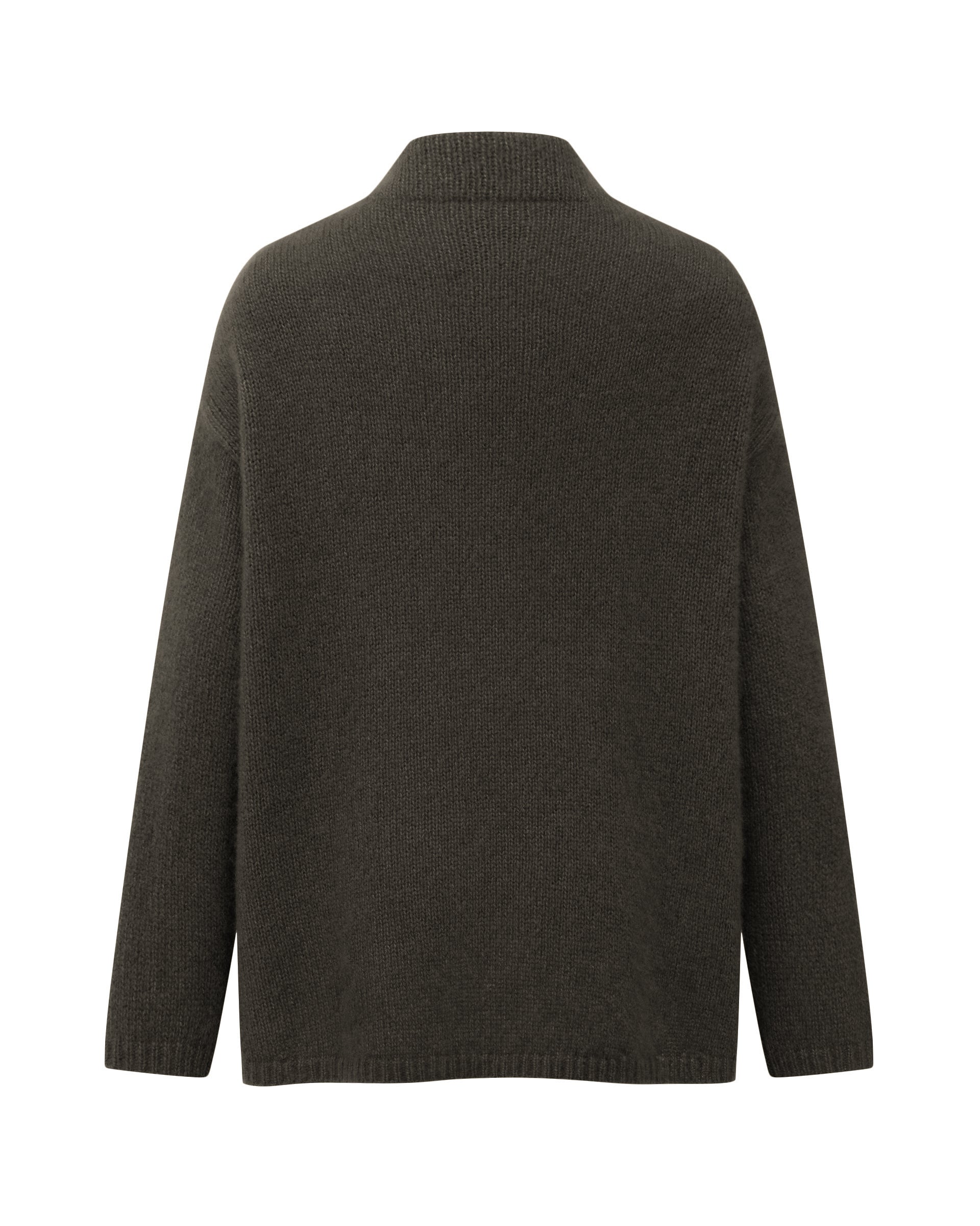 Damen Pullover aus 75 % Kaschmir und 25 % Seide in Black Forest – glatt gestrickter Pullover in mittelschwerer Qualität mit oversized Passform, Stehkragen, überschnittener Schulterform sowie langen, relaxten Ärmeln. Das Modell überzeugt mit einer modernen, entspannten Silhouette und zeitlosem Design.
