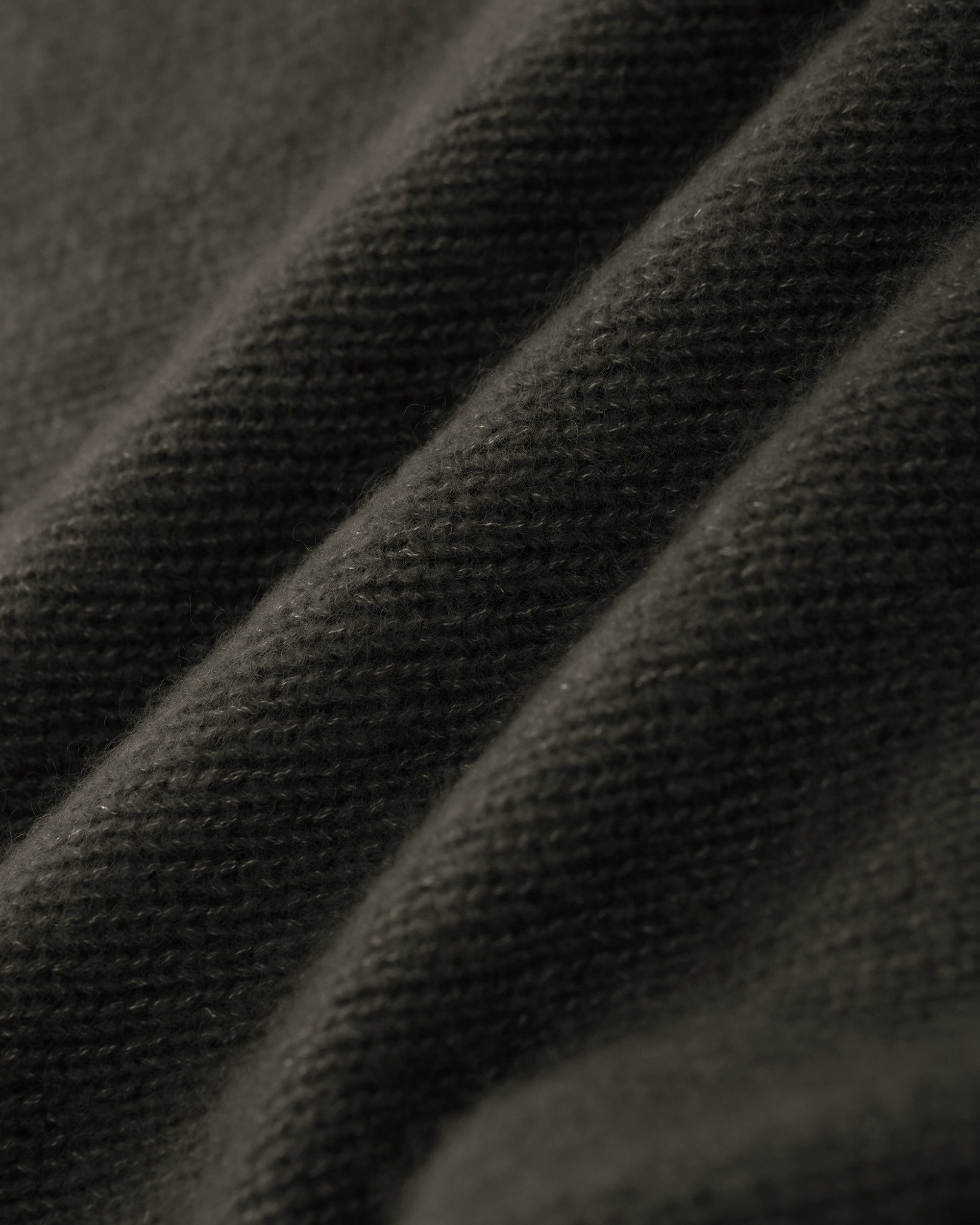Damen Pullover aus 75 % Kaschmir und 25 % Seide in Black Forest – glatt gestrickter Pullover in mittelschwerer Qualität mit oversized Passform, Stehkragen, überschnittener Schulterform sowie langen, relaxten Ärmeln. Das Modell überzeugt mit einer modernen, entspannten Silhouette und zeitlosem Design.
