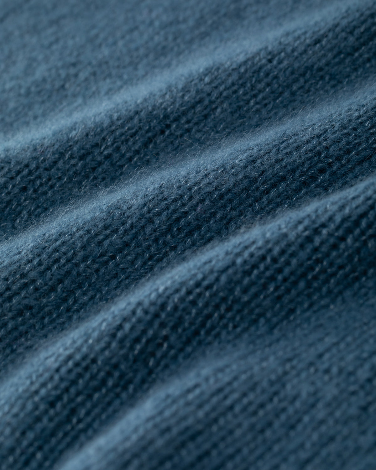 Damen Pullover aus 75 % Kaschmir und 25 % Seide in Cristal Teal – glatt gestrickter Pullover in mittelschwerer Qualität mit oversized Passform, Stehkragen, überschnittener Schulterform sowie langen, relaxten Ärmeln. Das Modell überzeugt mit einer modernen, entspannten Silhouette und zeitlosem Design.