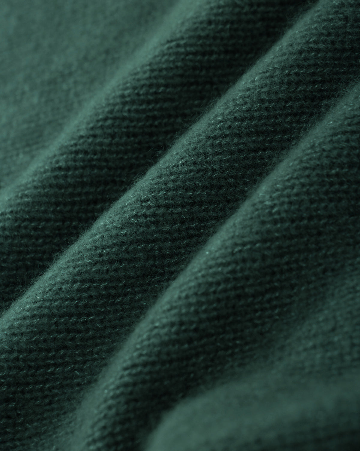 Damen Pullover aus 75 % Kaschmir und 25 % Seide in Emerald – glatt gestrickter Pullover in mittelschwerer Qualität mit oversized Passform, Stehkragen, überschnittener Schulterform sowie langen, relaxten Ärmeln. Das Modell überzeugt mit einer modernen, entspannten Silhouette und zeitlosem Design.
