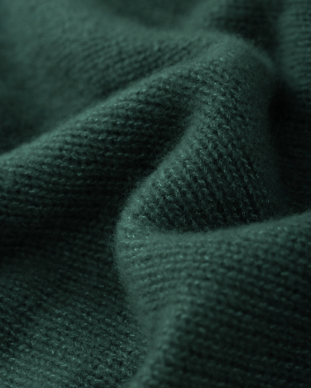 Damen Pullover aus 75 % Kaschmir und 25 % Seide in Emerald – glatt gestrickter Pullover in mittelschwerer Qualität mit oversized Passform, Stehkragen, überschnittener Schulterform sowie langen, relaxten Ärmeln. Das Modell überzeugt mit einer modernen, entspannten Silhouette und zeitlosem Design.
