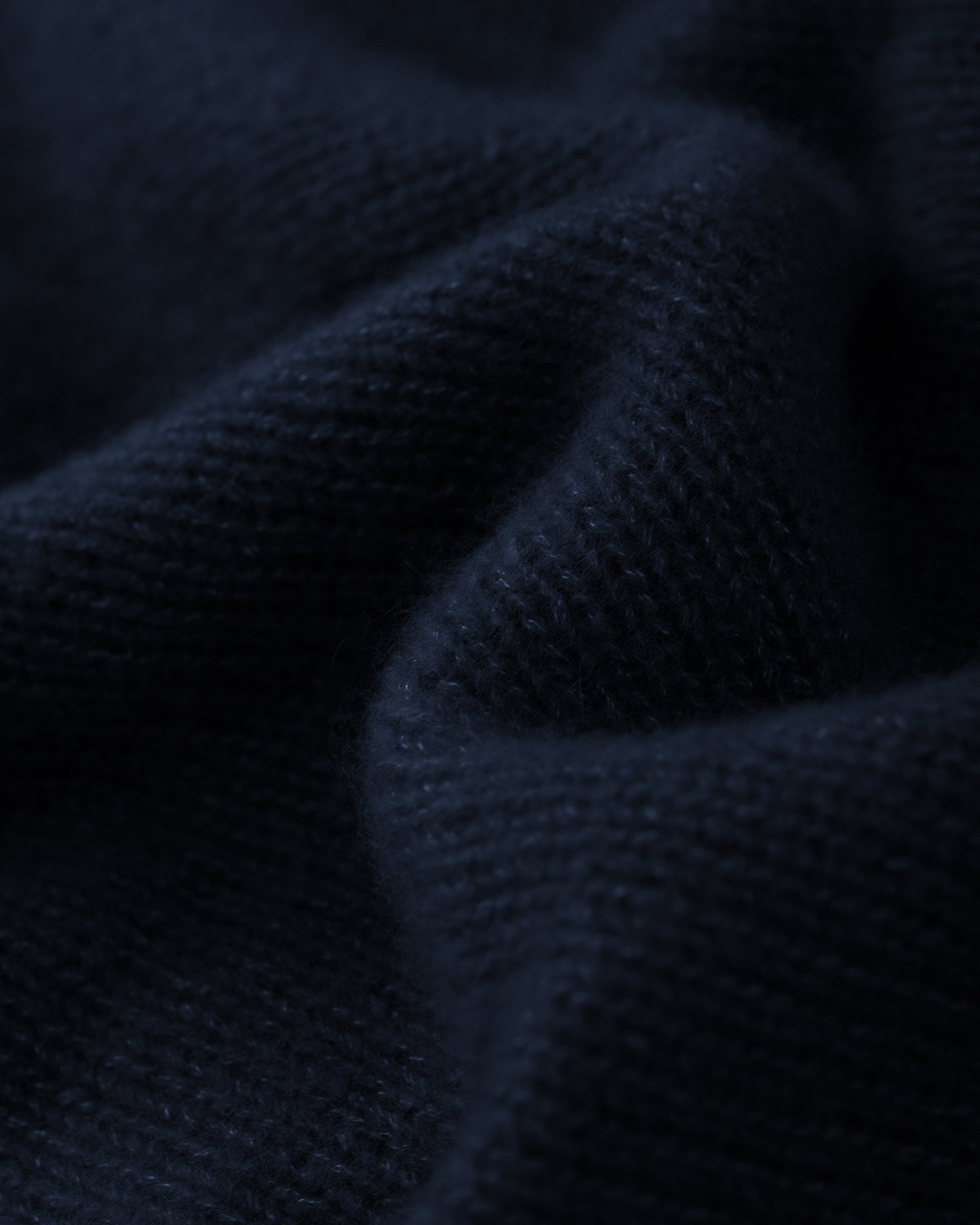 Damen Pullover aus 75 % Kaschmir und 25 % Seide in French Navy – glatt gestrickter Pullover in mittelschwerer Qualität mit oversized Passform, Stehkragen, überschnittener Schulterform sowie langen, relaxten Ärmeln. Das Modell überzeugt mit einer modernen, entspannten Silhouette und zeitlosem Design.
