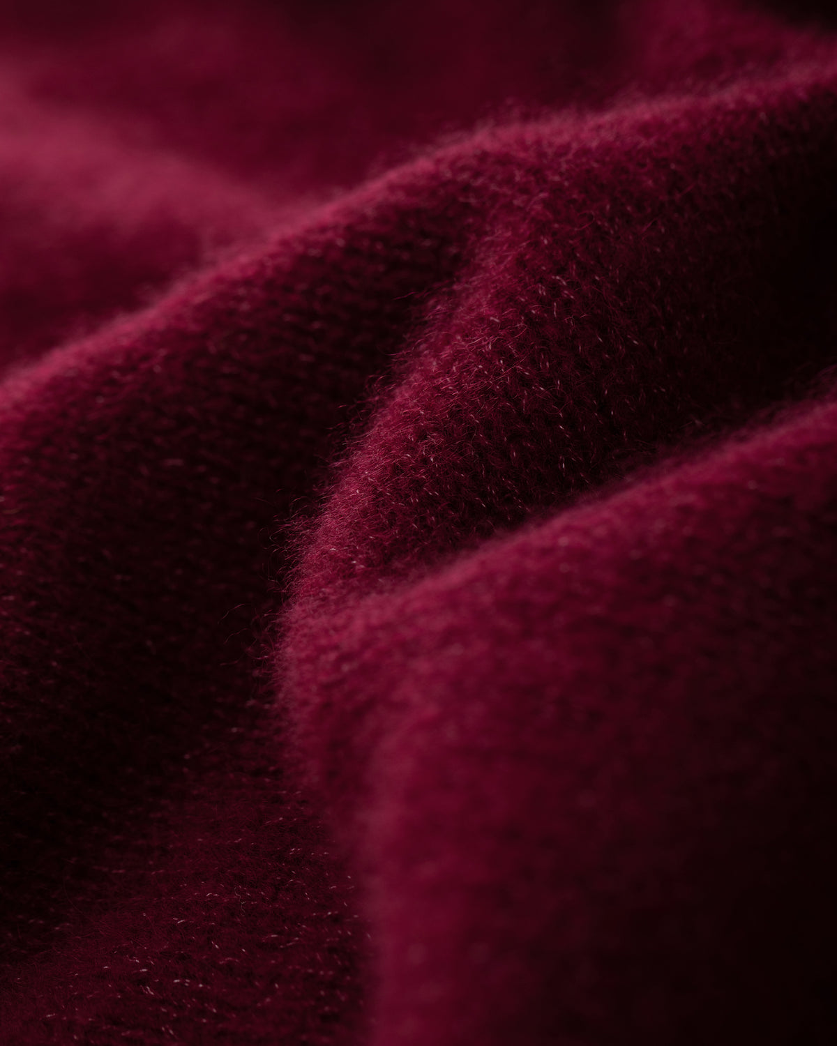 Damen Pullover aus 75 % Kaschmir und 25 % Seide in Burgundy – glatt gestrickter Pullover in mittelschwerer Qualität mit oversized Passform, Stehkragen, überschnittener Schulterform sowie langen, relaxten Ärmeln. Das Modell überzeugt mit einer modernen, entspannten Silhouette und zeitlosem Design.