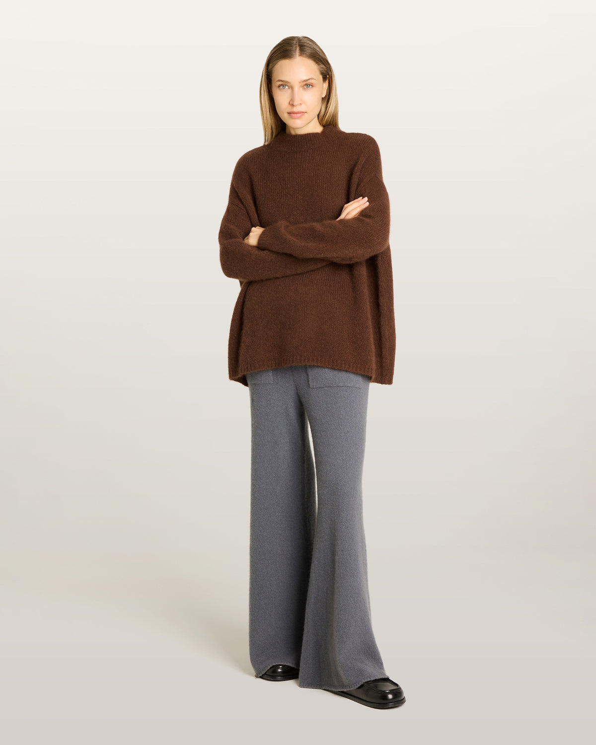 Damen Pullover aus 75 % Kaschmir und 25 % Seide in Espresso – glatt gestrickter Pullover in mittelschwerer Qualität mit oversized Passform, Stehkragen, überschnittener Schulterform sowie langen, relaxten Ärmeln. Das Modell überzeugt mit einer modernen, entspannten Silhouette und zeitlosem Design.
