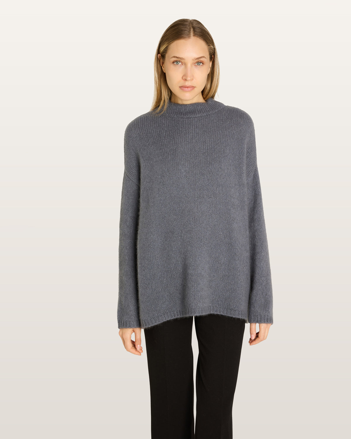 Damen Pullover aus 75 % Kaschmir und 25 % Seide in Storm – glatt gestrickter Pullover in mittelschwerer Qualität mit oversized Passform, Stehkragen, überschnittener Schulterform sowie langen, relaxten Ärmeln. Das Modell überzeugt mit einer modernen, entspannten Silhouette und zeitlosem Design.
