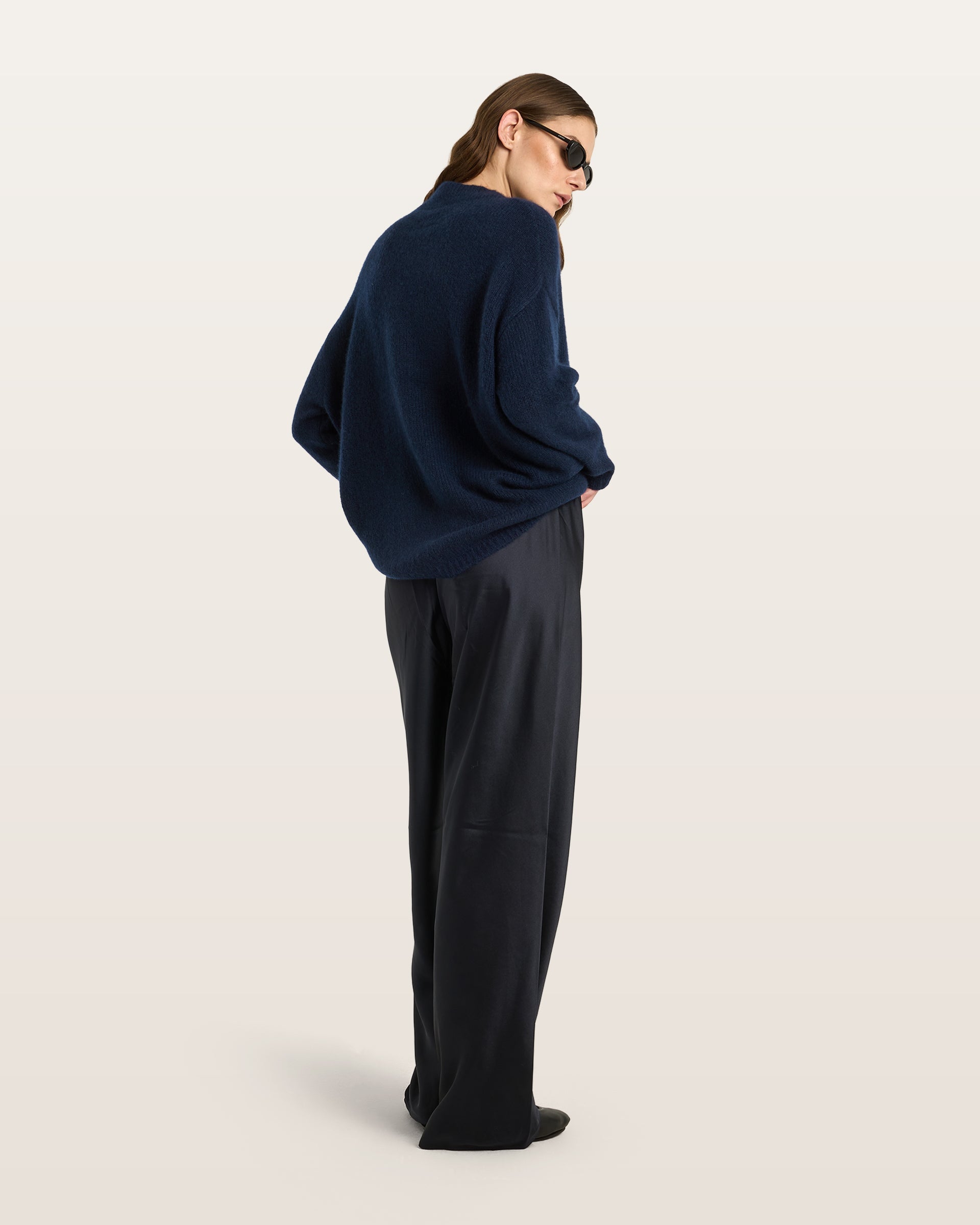 Damen Pullover aus 75 % Kaschmir und 25 % Seide in French Navy – glatt gestrickter Pullover in mittelschwerer Qualität mit oversized Passform, Stehkragen, überschnittener Schulterform sowie langen, relaxten Ärmeln. Das Modell überzeugt mit einer modernen, entspannten Silhouette und zeitlosem Design.
