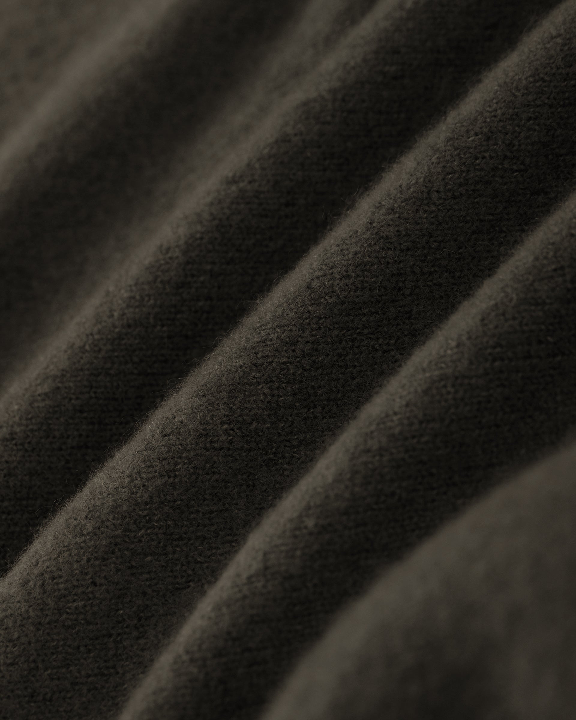 Damen Pullover aus 80 % Kaschmir, 18 % Polyamid und 2 % Elastan in Black Forest – glatt gestrickter Pullover in mittelschwerer Qualität mit gefilzter, besonders elastischer Oberfläche und oversized Passform. Das Modell verfügt über einen Stehkragen, eine überschnittene Schulterform sowie lange, relaxte Ärmel und überzeugt durch seine moderne, komfortable Silhouette.