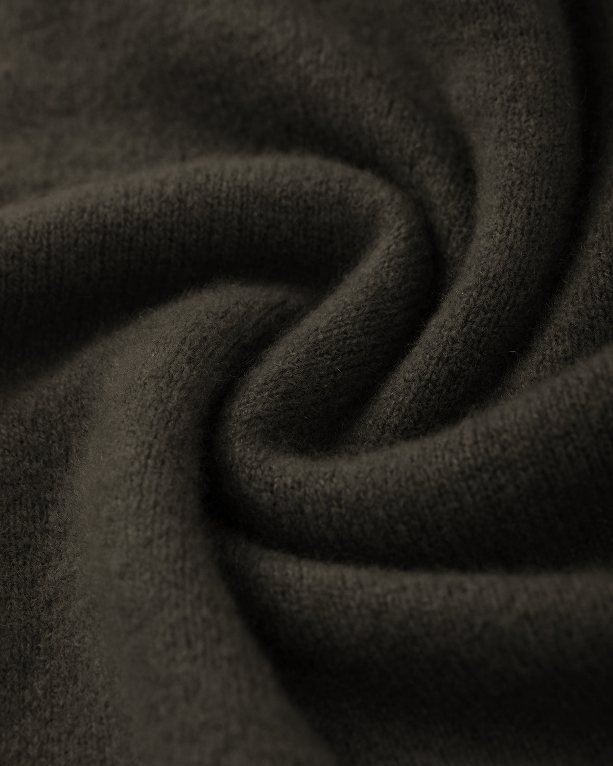 Damen Pullover aus 80 % Kaschmir, 18 % Polyamid und 2 % Elastan in Black Forest – glatt gestrickter Pullover in mittelschwerer Qualität mit gefilzter, besonders elastischer Oberfläche und oversized Passform. Das Modell verfügt über einen Stehkragen, eine überschnittene Schulterform sowie lange, relaxte Ärmel und überzeugt durch seine moderne, komfortable Silhouette.