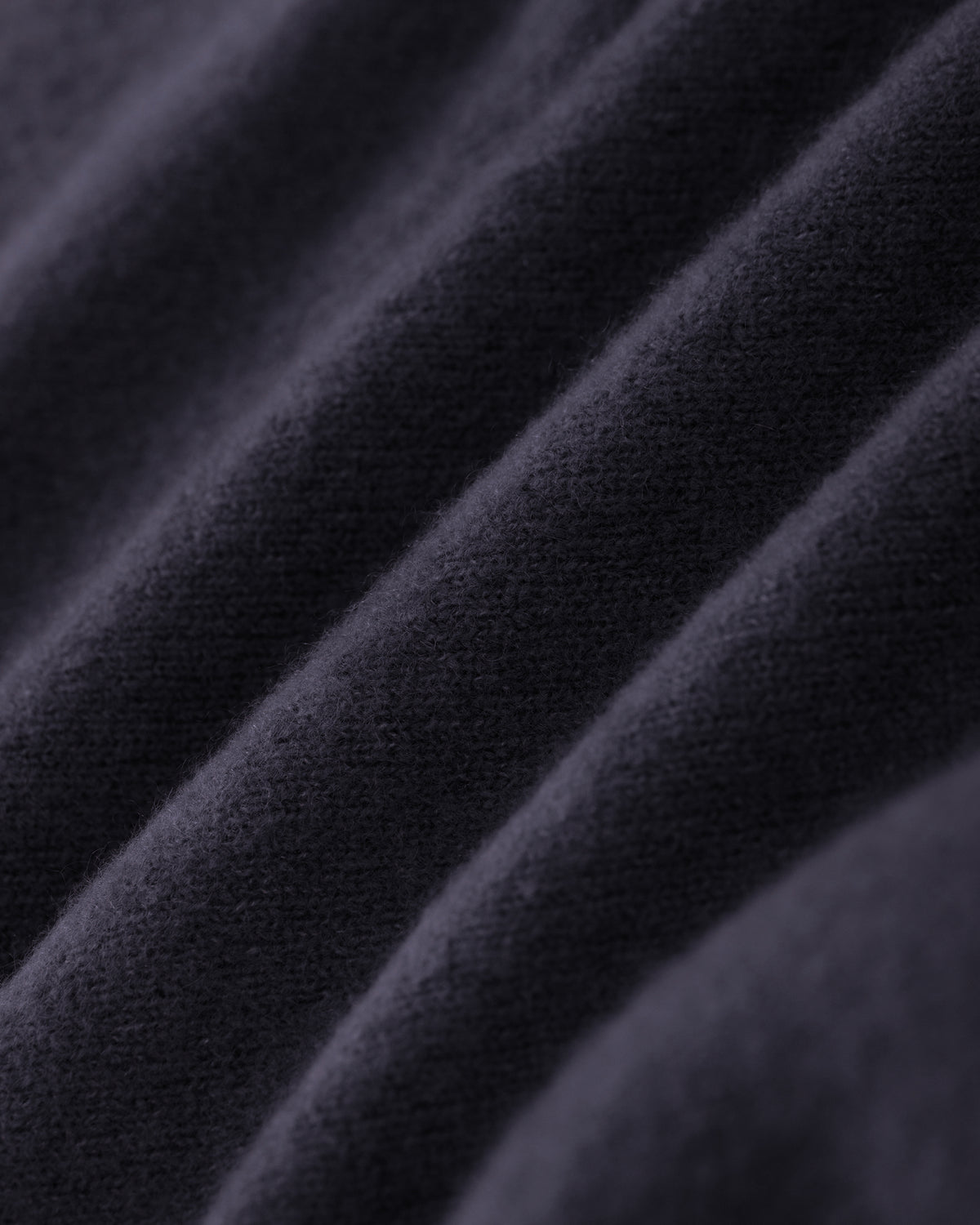 Damen Pullover aus 80 % Kaschmir, 18 % Polyamid und 2 % Elastan in Graphite Grey – glatt gestrickter Pullover in mittelschwerer Qualität mit gefilzter, besonders elastischer Oberfläche und oversized Passform. Das Modell verfügt über einen Stehkragen, eine überschnittene Schulterform sowie lange, relaxte Ärmel und überzeugt durch seine moderne, komfortable Silhouette.
