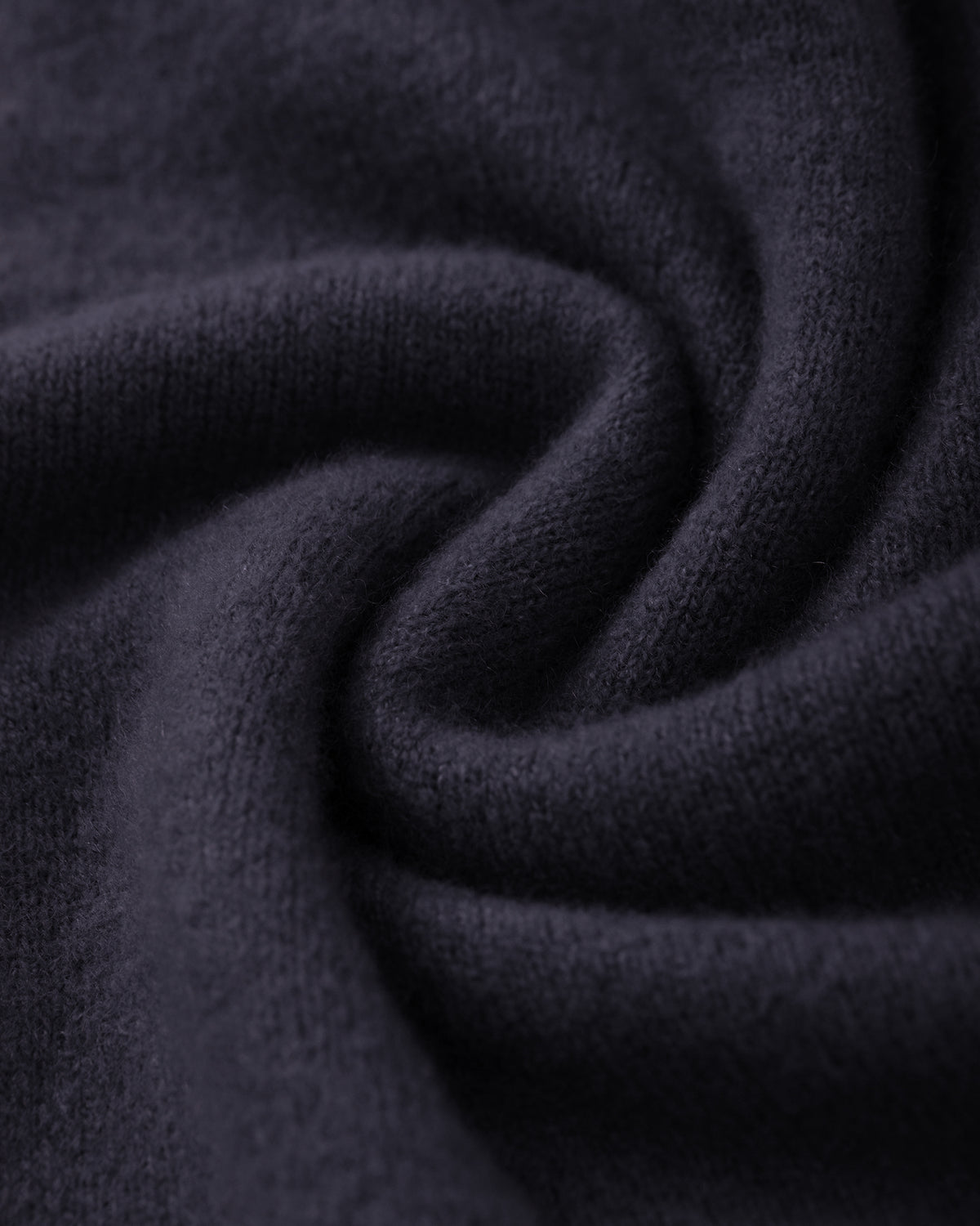 Damen Pullover aus 80 % Kaschmir, 18 % Polyamid und 2 % Elastan in Graphite Grey – glatt gestrickter Pullover in mittelschwerer Qualität mit gefilzter, besonders elastischer Oberfläche und oversized Passform. Das Modell verfügt über einen Stehkragen, eine überschnittene Schulterform sowie lange, relaxte Ärmel und überzeugt durch seine moderne, komfortable Silhouette.