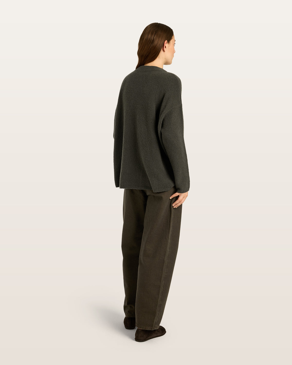 Damen Pullover aus 80 % Kaschmir, 18 % Polyamid und 2 % Elastan in Black Forest – glatt gestrickter Pullover in mittelschwerer Qualität mit gefilzter, besonders elastischer Oberfläche und oversized Passform. Das Modell verfügt über einen Stehkragen, eine überschnittene Schulterform sowie lange, relaxte Ärmel und überzeugt durch seine moderne, komfortable Silhouette.