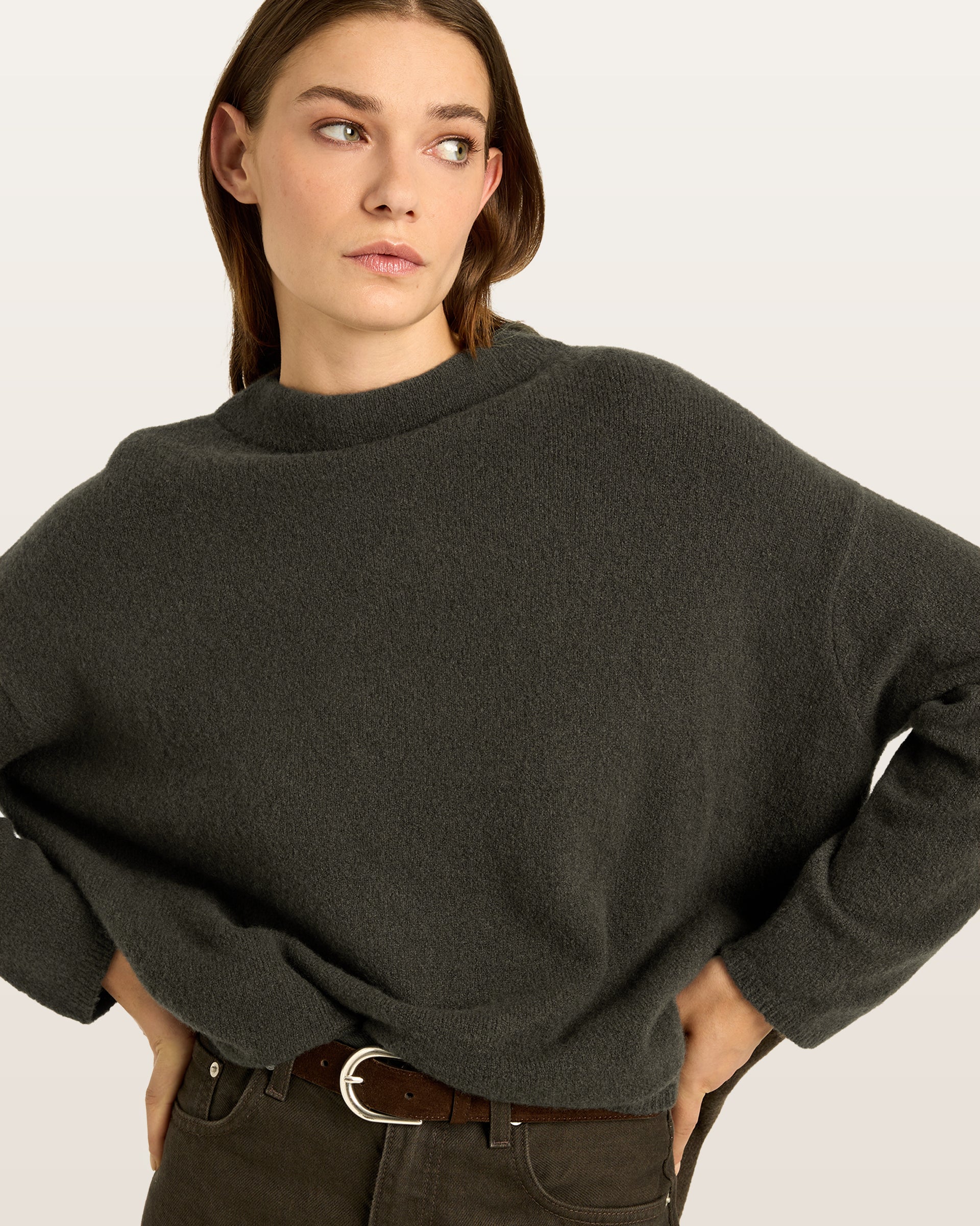 Damen Pullover aus 80 % Kaschmir, 18 % Polyamid und 2 % Elastan in Black Forest – glatt gestrickter Pullover in mittelschwerer Qualität mit gefilzter, besonders elastischer Oberfläche und oversized Passform. Das Modell verfügt über einen Stehkragen, eine überschnittene Schulterform sowie lange, relaxte Ärmel und überzeugt durch seine moderne, komfortable Silhouette.