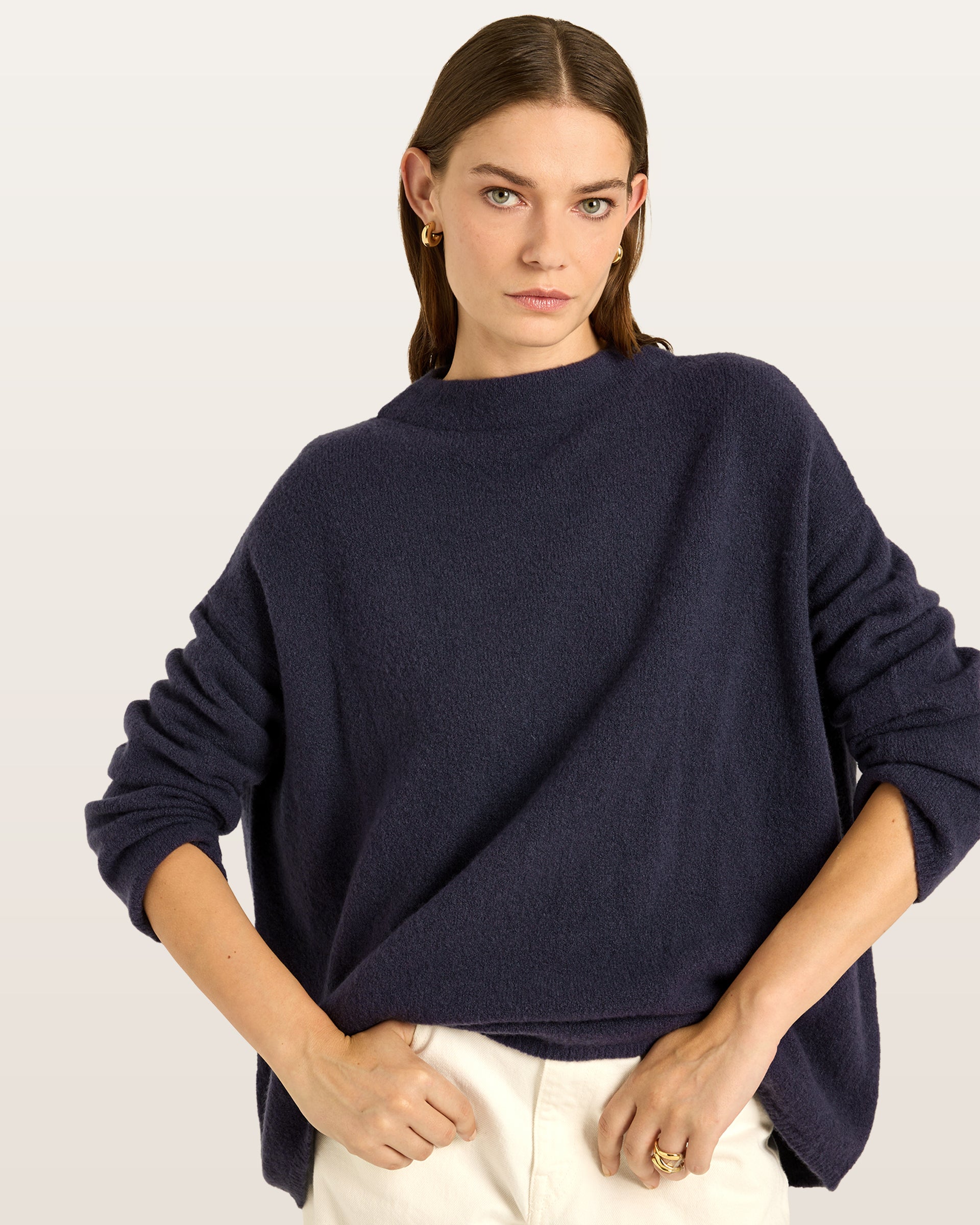 Damen Pullover aus 80 % Kaschmir, 18 % Polyamid und 2 % Elastan in Graphite Grey – glatt gestrickter Pullover in mittelschwerer Qualität mit gefilzter, besonders elastischer Oberfläche und oversized Passform. Das Modell verfügt über einen Stehkragen, eine überschnittene Schulterform sowie lange, relaxte Ärmel und überzeugt durch seine moderne, komfortable Silhouette.