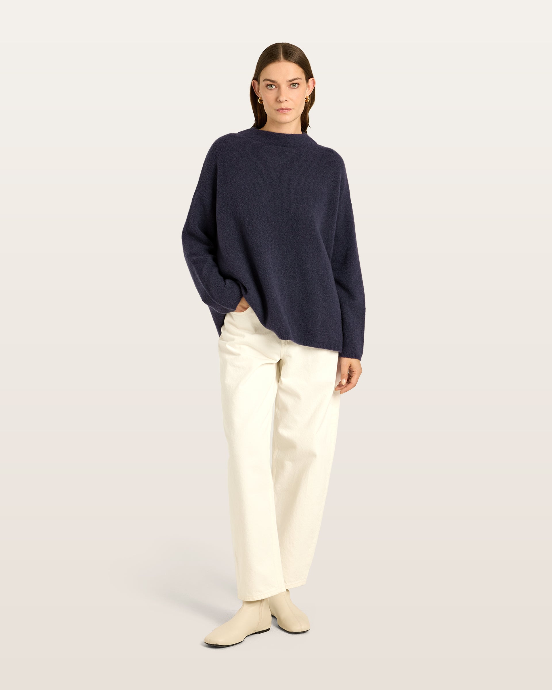Damen Pullover aus 80 % Kaschmir, 18 % Polyamid und 2 % Elastan in Graphite Grey – glatt gestrickter Pullover in mittelschwerer Qualität mit gefilzter, besonders elastischer Oberfläche und oversized Passform. Das Modell verfügt über einen Stehkragen, eine überschnittene Schulterform sowie lange, relaxte Ärmel und überzeugt durch seine moderne, komfortable Silhouette.