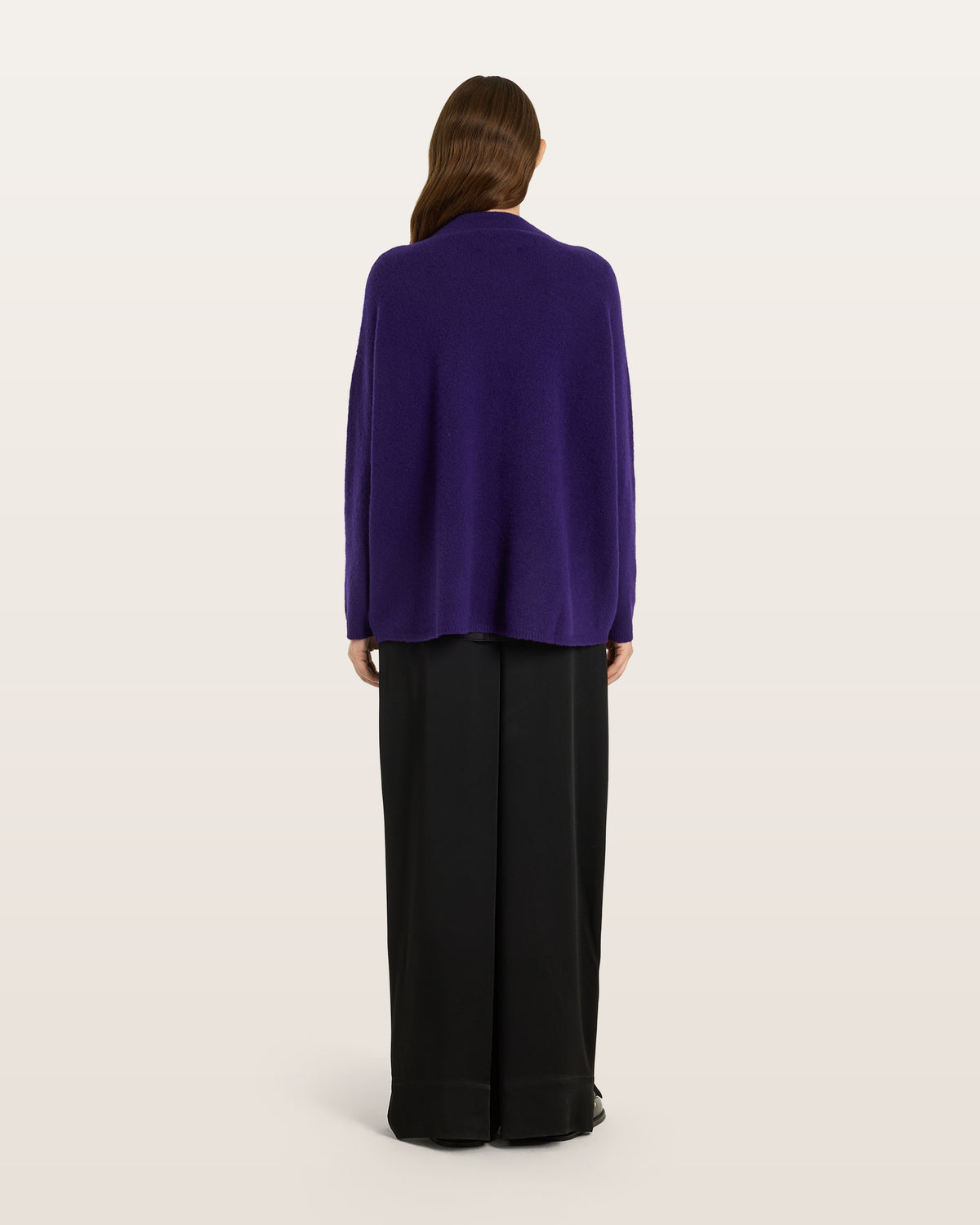 Damen Pullover aus 80 % Kaschmir, 18 % Polyamid und 2 % Elastan in Majesty – glatt gestrickter Pullover in mittelschwerer Qualität mit gefilzter, besonders elastischer Oberfläche und oversized Passform. Das Modell verfügt über einen Stehkragen, eine überschnittene Schulterform sowie lange, relaxte Ärmel und überzeugt durch seine moderne, komfortable Silhouette.