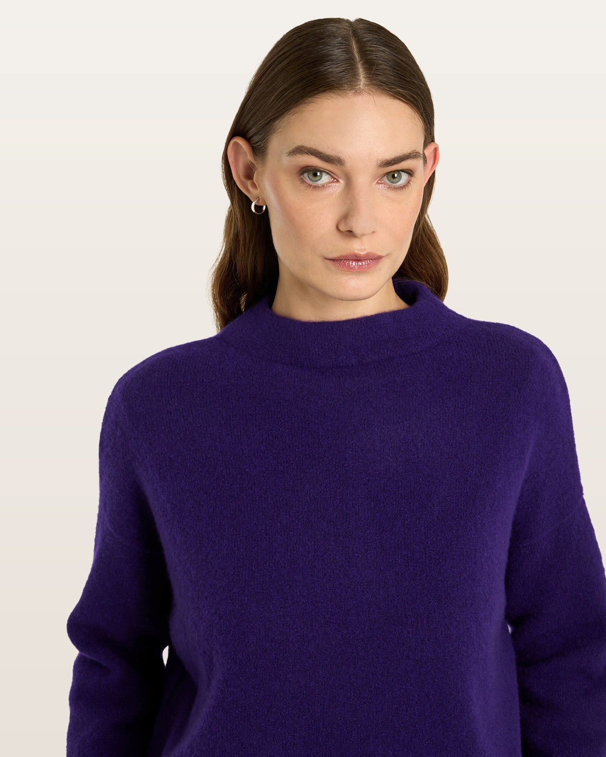 Damen Pullover aus 80 % Kaschmir, 18 % Polyamid und 2 % Elastan in Majesty – glatt gestrickter Pullover in mittelschwerer Qualität mit gefilzter, besonders elastischer Oberfläche und oversized Passform. Das Modell verfügt über einen Stehkragen, eine überschnittene Schulterform sowie lange, relaxte Ärmel und überzeugt durch seine moderne, komfortable Silhouette.