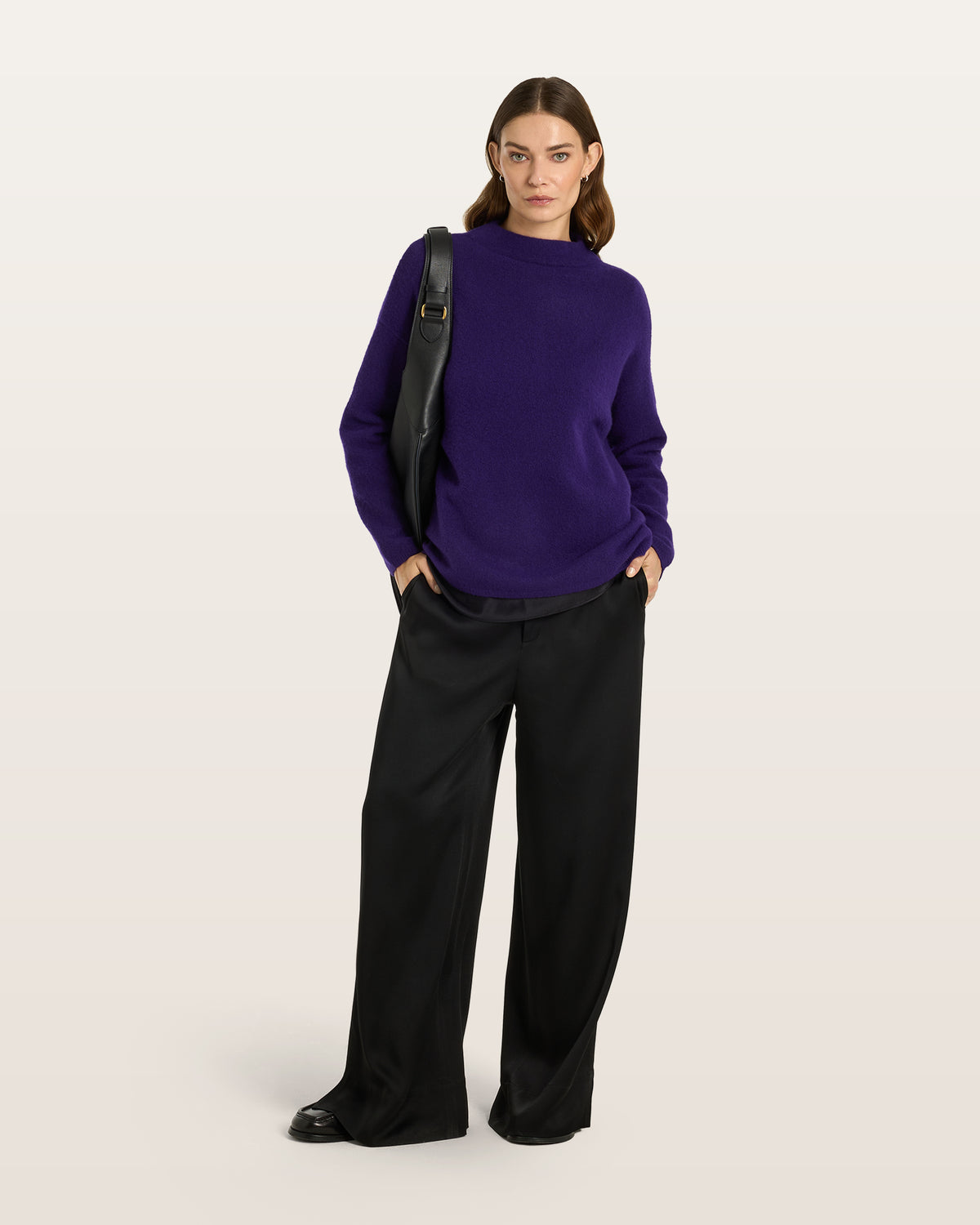 Damen Pullover aus 80 % Kaschmir, 18 % Polyamid und 2 % Elastan in Majesty – glatt gestrickter Pullover in mittelschwerer Qualität mit gefilzter, besonders elastischer Oberfläche und oversized Passform. Das Modell verfügt über einen Stehkragen, eine überschnittene Schulterform sowie lange, relaxte Ärmel und überzeugt durch seine moderne, komfortable Silhouette.