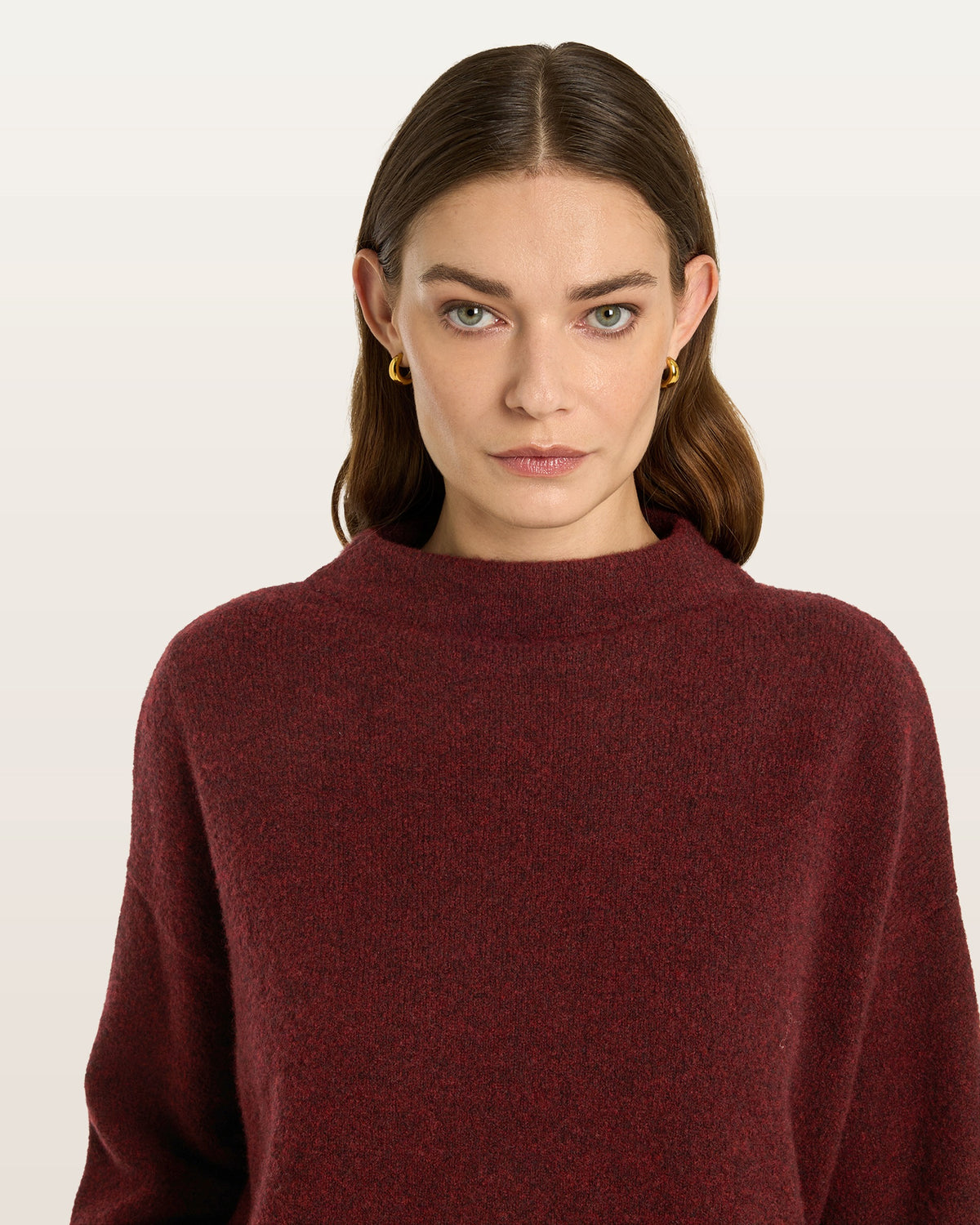 Damen Pullover aus 80 % Kaschmir, 18 % Polyamid und 2 % Elastan in Shiraz – glatt gestrickter Pullover in mittelschwerer Qualität mit gefilzter, besonders elastischer Oberfläche und oversized Passform. Das Modell verfügt über einen Stehkragen, eine überschnittene Schulterform sowie lange, relaxte Ärmel und überzeugt durch seine moderne, komfortable Silhouette.