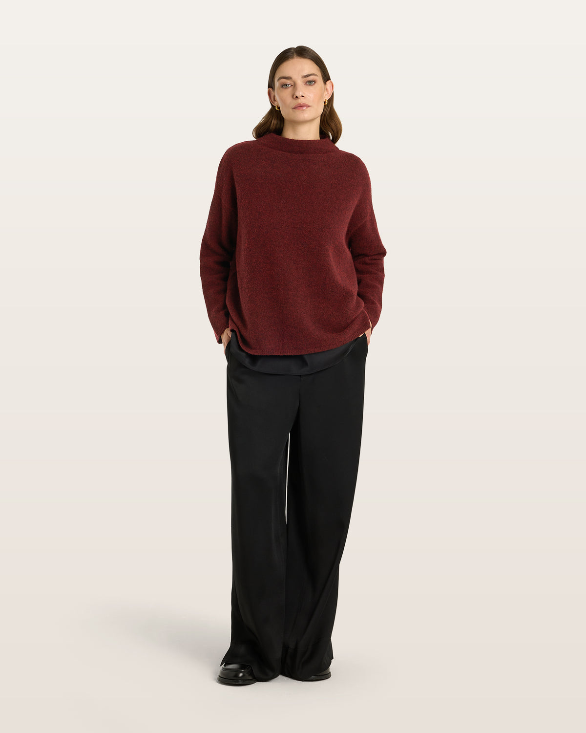 Damen Pullover aus 80 % Kaschmir, 18 % Polyamid und 2 % Elastan in Shiraz – glatt gestrickter Pullover in mittelschwerer Qualität mit gefilzter, besonders elastischer Oberfläche und oversized Passform. Das Modell verfügt über einen Stehkragen, eine überschnittene Schulterform sowie lange, relaxte Ärmel und überzeugt durch seine moderne, komfortable Silhouette.