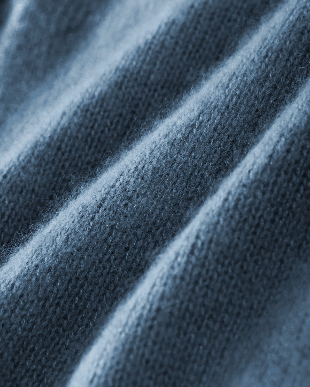 Damen Pullover aus 75 % Kaschmir und 25 % Seide in Blue Fog – glatt gestrickter Pullover in mittelschwerer Qualität mit langer, relaxter Passform, die zum Saum hin leicht ausgestellt ist. Das Modell verfügt über einen Stehkragen in Rippstruktur, Raglanschultern sowie lange, schmale Ärmel. Hohe Ärmelbündchen und der Saum sind in Rippstruktur gearbeitet und verleihen dem Pullover eine moderne, elegante Silhouette.
