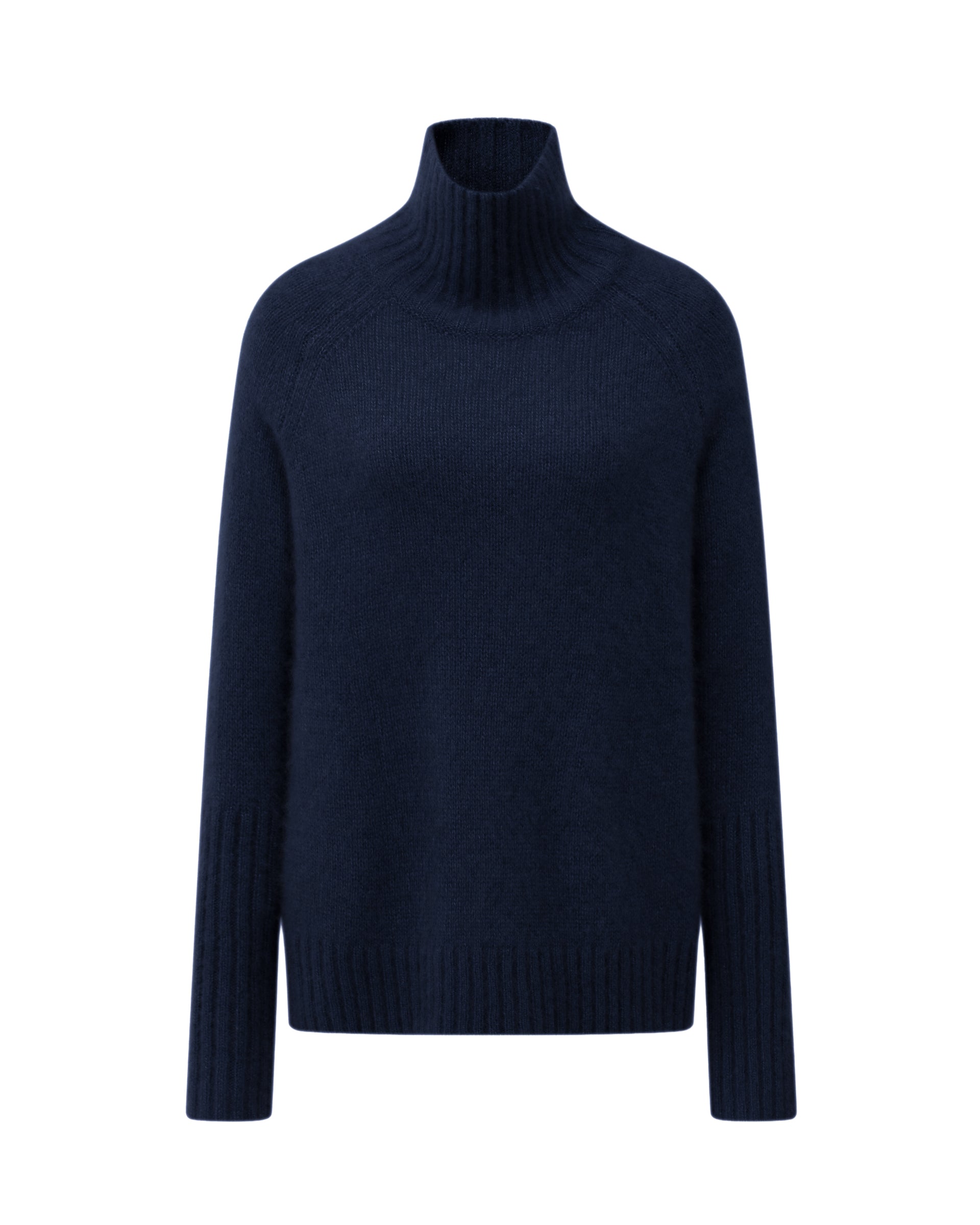 Damen Pullover aus 75 % Kaschmir und 25 % Seide in French Navy – glatt gestrickter Pullover in mittelschwerer Qualität mit langer, relaxter Passform, die zum Saum hin leicht ausgestellt ist. Das Modell verfügt über einen Stehkragen in Rippstruktur, Raglanschultern sowie lange, schmale Ärmel. Hohe Ärmelbündchen und der Saum sind in Rippstruktur gearbeitet und verleihen dem Pullover eine moderne, elegante Silhouette.
