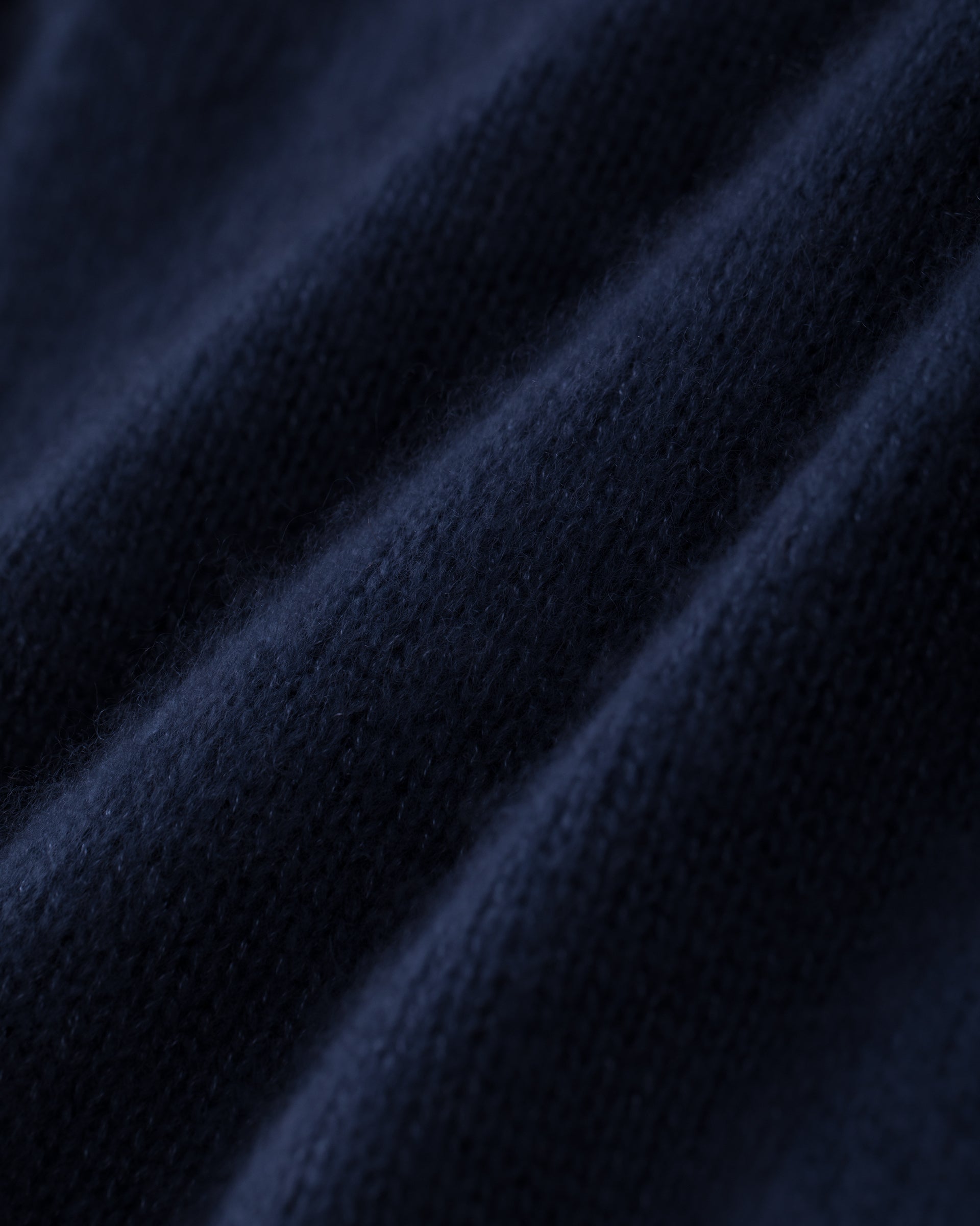 Damen Pullover aus 75 % Kaschmir und 25 % Seide in French Navy – glatt gestrickter Pullover in mittelschwerer Qualität mit langer, relaxter Passform, die zum Saum hin leicht ausgestellt ist. Das Modell verfügt über einen Stehkragen in Rippstruktur, Raglanschultern sowie lange, schmale Ärmel. Hohe Ärmelbündchen und der Saum sind in Rippstruktur gearbeitet und verleihen dem Pullover eine moderne, elegante Silhouette.
