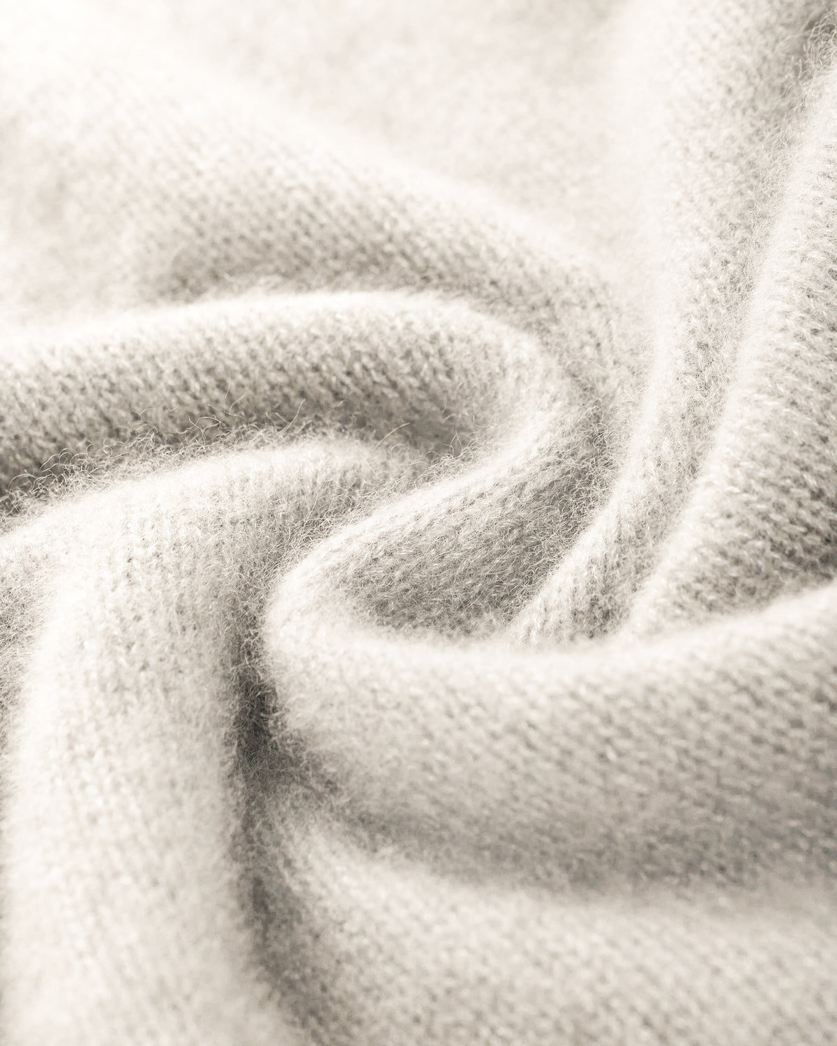 Damen Pullover aus 75 % Kaschmir und 25 % Seide in Ivory – glatt gestrickter Pullover in mittelschwerer Qualität mit langer, relaxter Passform, die zum Saum hin leicht ausgestellt ist. Das Modell verfügt über einen Stehkragen in Rippstruktur, Raglanschultern sowie lange, schmale Ärmel. Hohe Ärmelbündchen und der Saum sind in Rippstruktur gearbeitet und verleihen dem Pullover eine moderne, elegante Silhouette.
