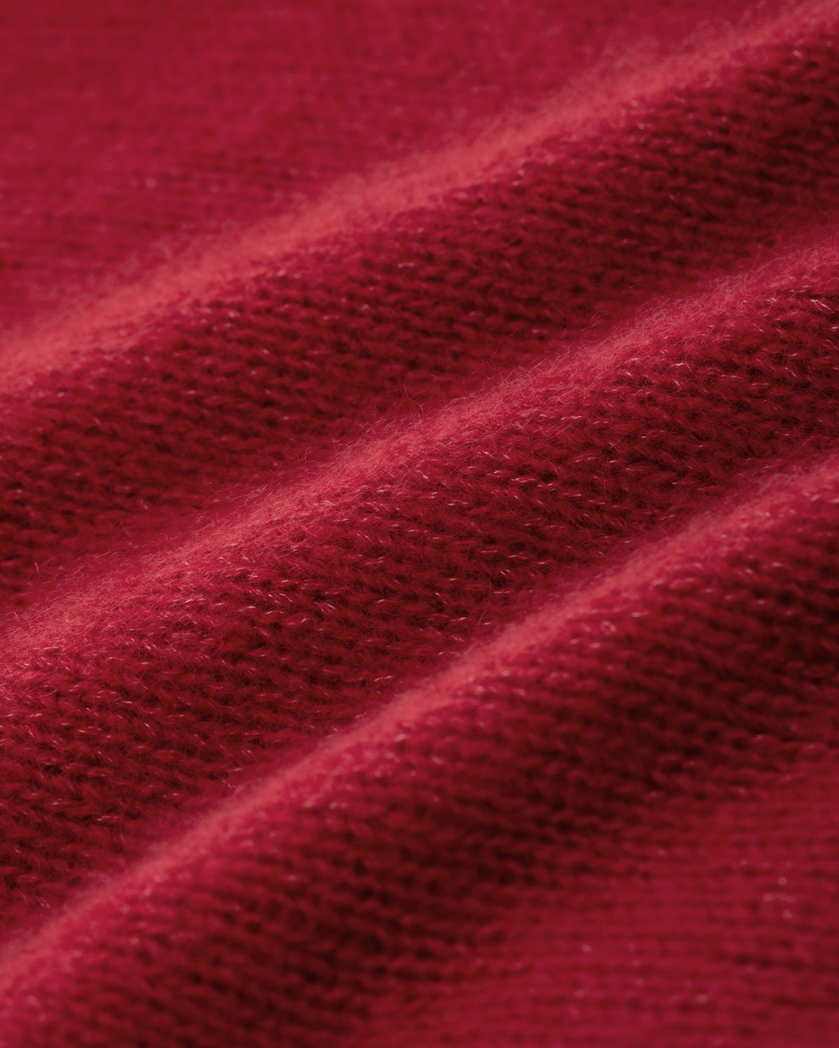 Damen Pullover aus 75 % Kaschmir und 25 % Seide in Royal Garnet – glatt gestrickter Pullover in mittelschwerer Qualität mit langer, relaxter Passform, die zum Saum hin leicht ausgestellt ist. Das Modell verfügt über einen Stehkragen in Rippstruktur, Raglanschultern sowie lange, schmale Ärmel. Hohe Ärmelbündchen und der Saum sind in Rippstruktur gearbeitet und verleihen dem Pullover eine moderne, elegante Silhouette.