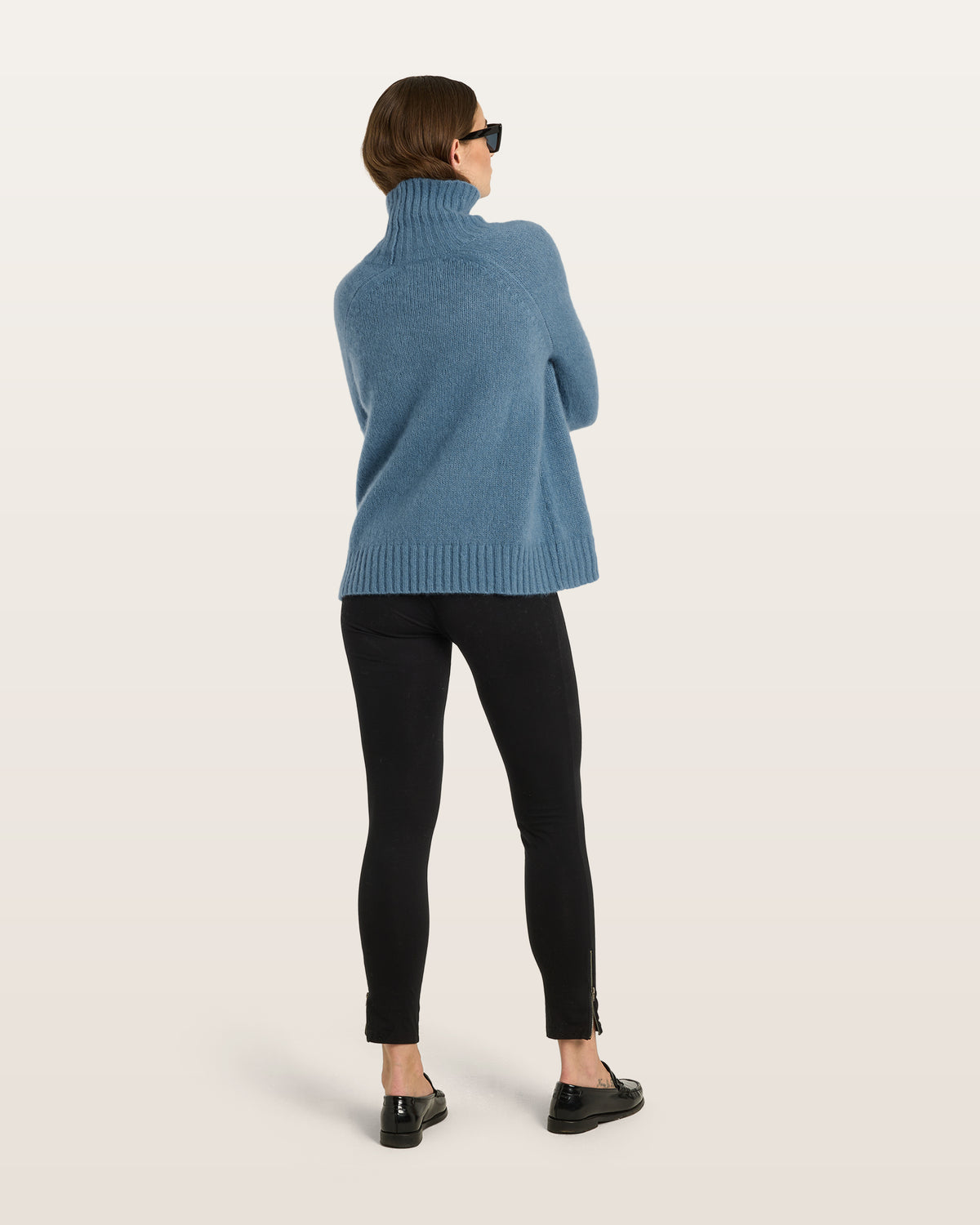 Damen Pullover aus 75 % Kaschmir und 25 % Seide in Blue Fog – glatt gestrickter Pullover in mittelschwerer Qualität mit langer, relaxter Passform, die zum Saum hin leicht ausgestellt ist. Das Modell verfügt über einen Stehkragen in Rippstruktur, Raglanschultern sowie lange, schmale Ärmel. Hohe Ärmelbündchen und der Saum sind in Rippstruktur gearbeitet und verleihen dem Pullover eine moderne, elegante Silhouette.
