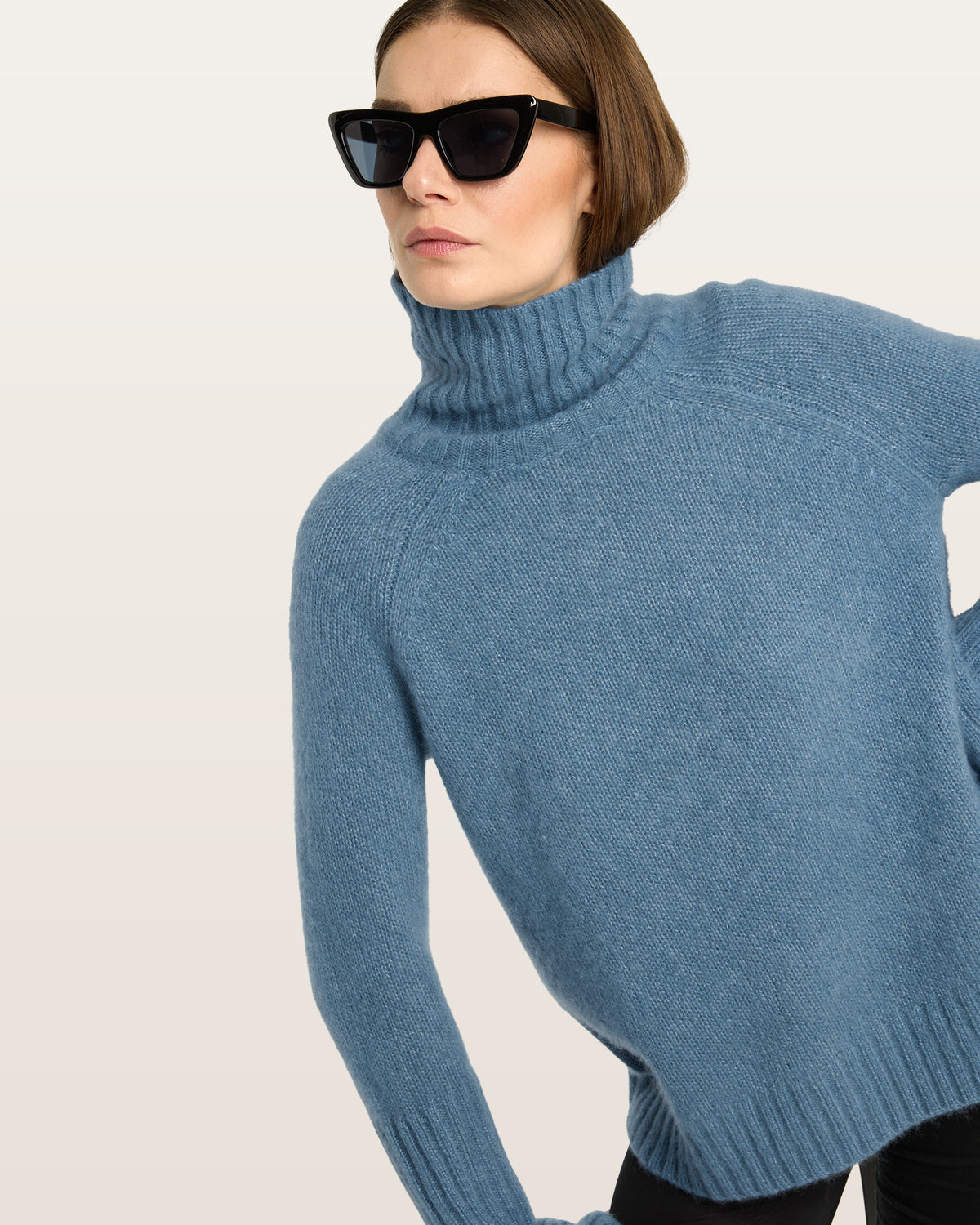 Damen Pullover aus 75 % Kaschmir und 25 % Seide in Blue Fog – glatt gestrickter Pullover in mittelschwerer Qualität mit langer, relaxter Passform, die zum Saum hin leicht ausgestellt ist. Das Modell verfügt über einen Stehkragen in Rippstruktur, Raglanschultern sowie lange, schmale Ärmel. Hohe Ärmelbündchen und der Saum sind in Rippstruktur gearbeitet und verleihen dem Pullover eine moderne, elegante Silhouette.
