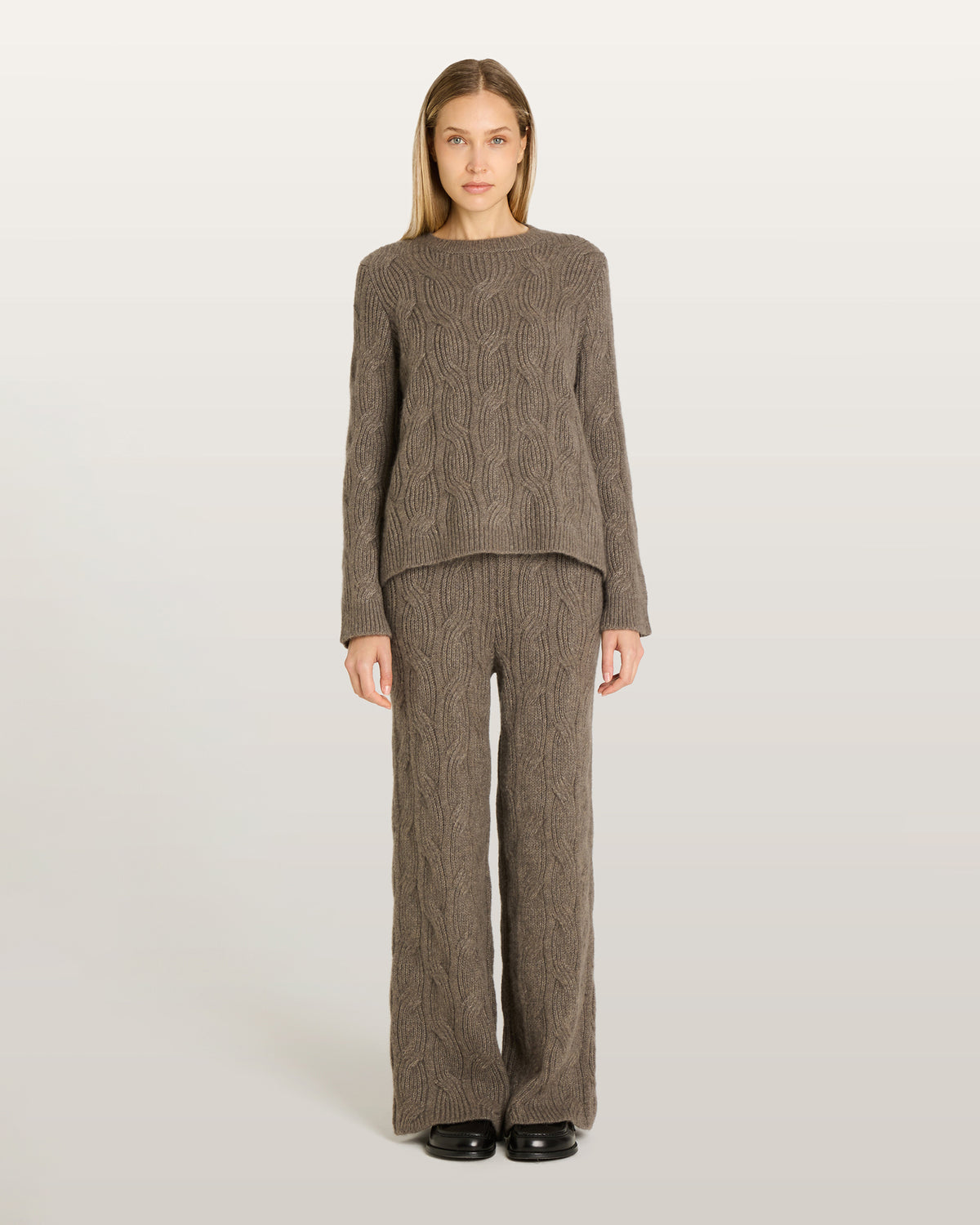 Damen Hose aus 75% Kaschmir, 25% Seide in Earth – Hose mit Zopfmuster, elastischem Bund und ausgestelltem Bein.