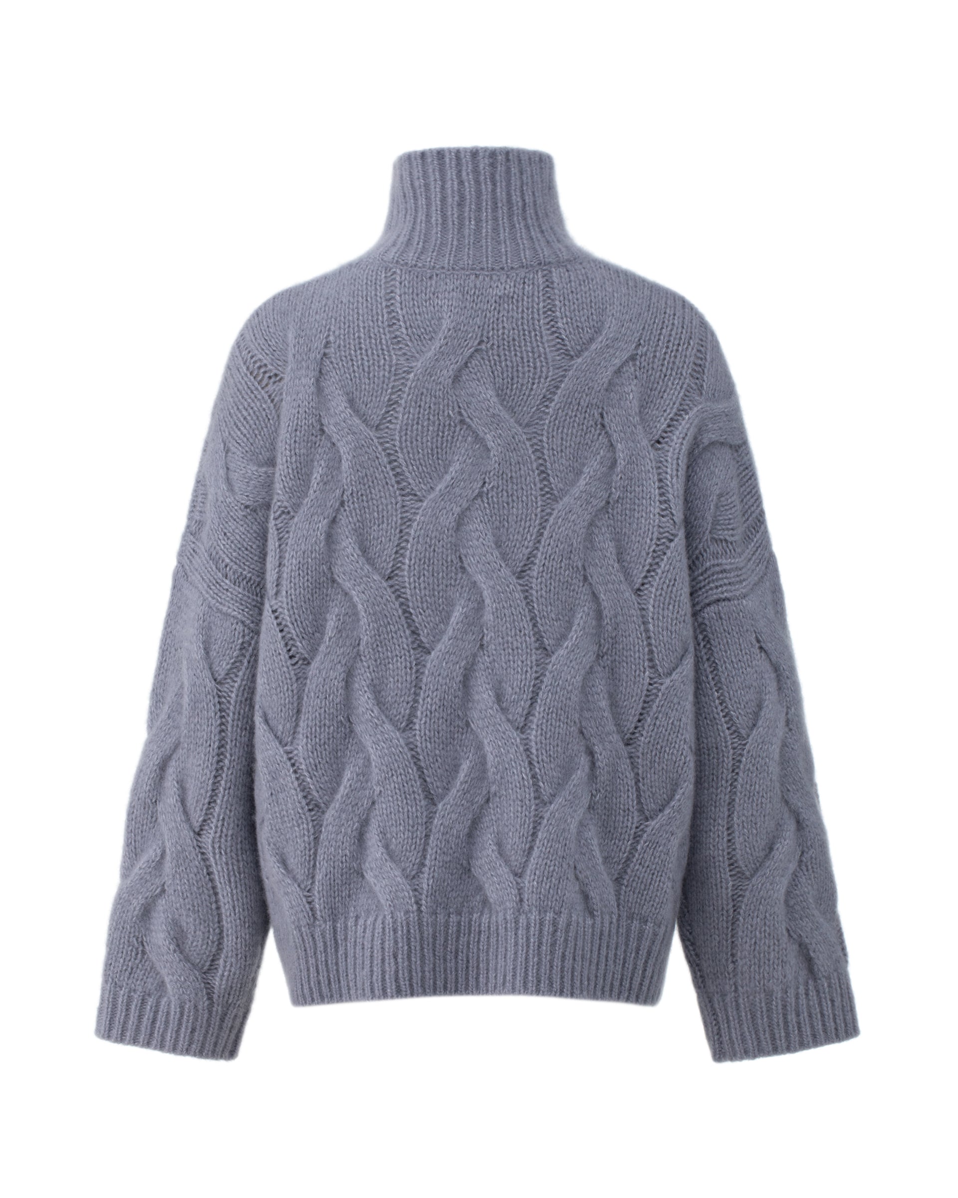 Damen Pullover aus 75 % Kaschmir und 25 % Seide in Blue Mirage – grob gestrickter Pullover mit Zopfstrickmuster in oversized Passform mit langer, weiter Silhouette. Das Modell verfügt über einen hohen Stehkragen in Rippstruktur, eine überschnittene Schulter sowie lange, weite Ärmel. Ärmelbündchen und Saum sind in Rippstruktur gearbeitet und unterstreichen den markanten Strickcharakter des Designs.
