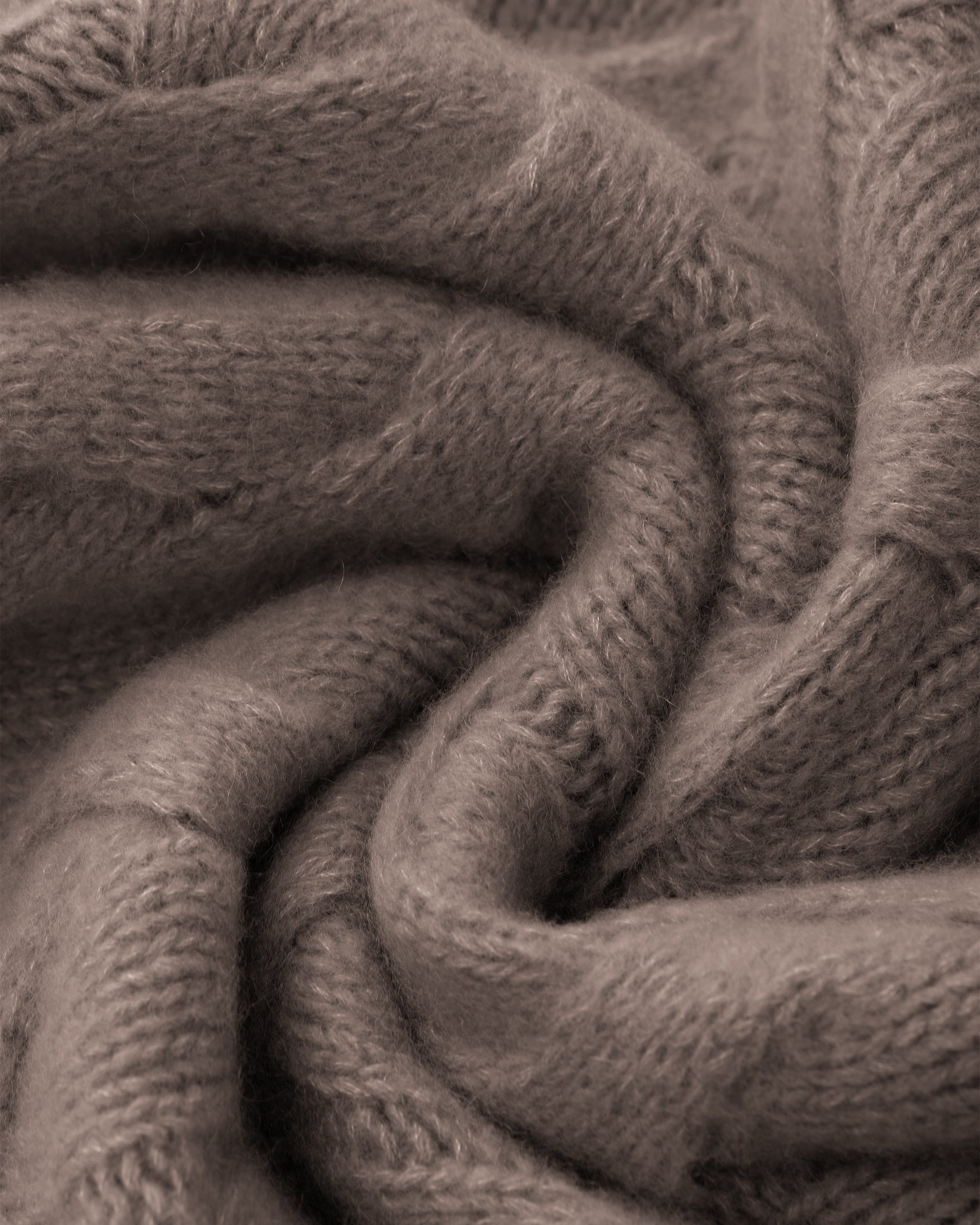Damen Pullover aus 75 % Kaschmir und 25 % Seide in Natural Twine – grob gestrickter Pullover mit Zopfstrickmuster in oversized Passform mit langer, weiter Silhouette. Das Modell verfügt über einen hohen Stehkragen in Rippstruktur, eine überschnittene Schulter sowie lange, weite Ärmel. Ärmelbündchen und Saum sind in Rippstruktur gearbeitet und unterstreichen den markanten Strickcharakter des Designs.