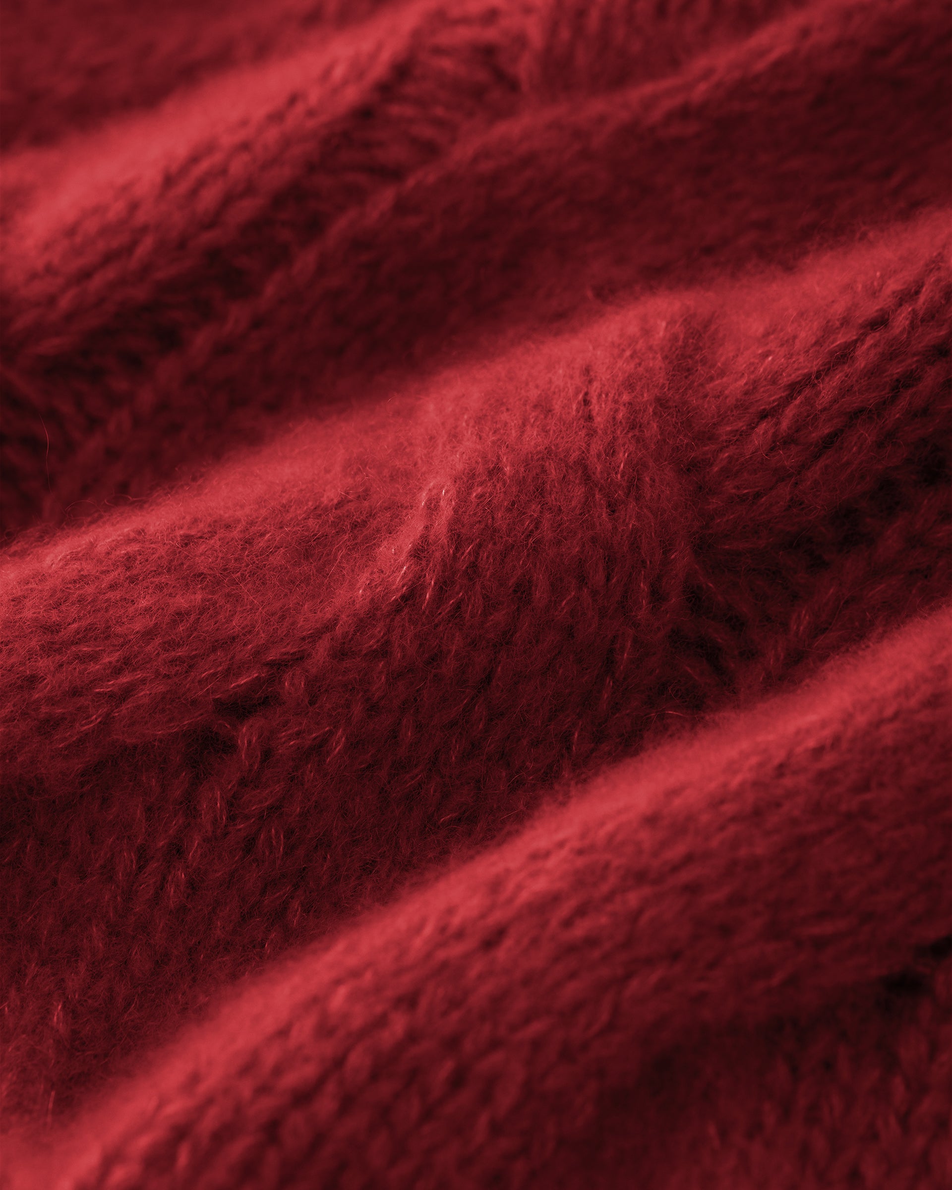 Damen Pullover aus 75 % Kaschmir und 25 % Seide in Royal Garnet – grob gestrickter Pullover mit Zopfstrickmuster in oversized Passform mit langer, weiter Silhouette. Das Modell verfügt über einen hohen Stehkragen in Rippstruktur, eine überschnittene Schulter sowie lange, weite Ärmel. Ärmelbündchen und Saum sind in Rippstruktur gearbeitet und unterstreichen den markanten Strickcharakter des Designs.