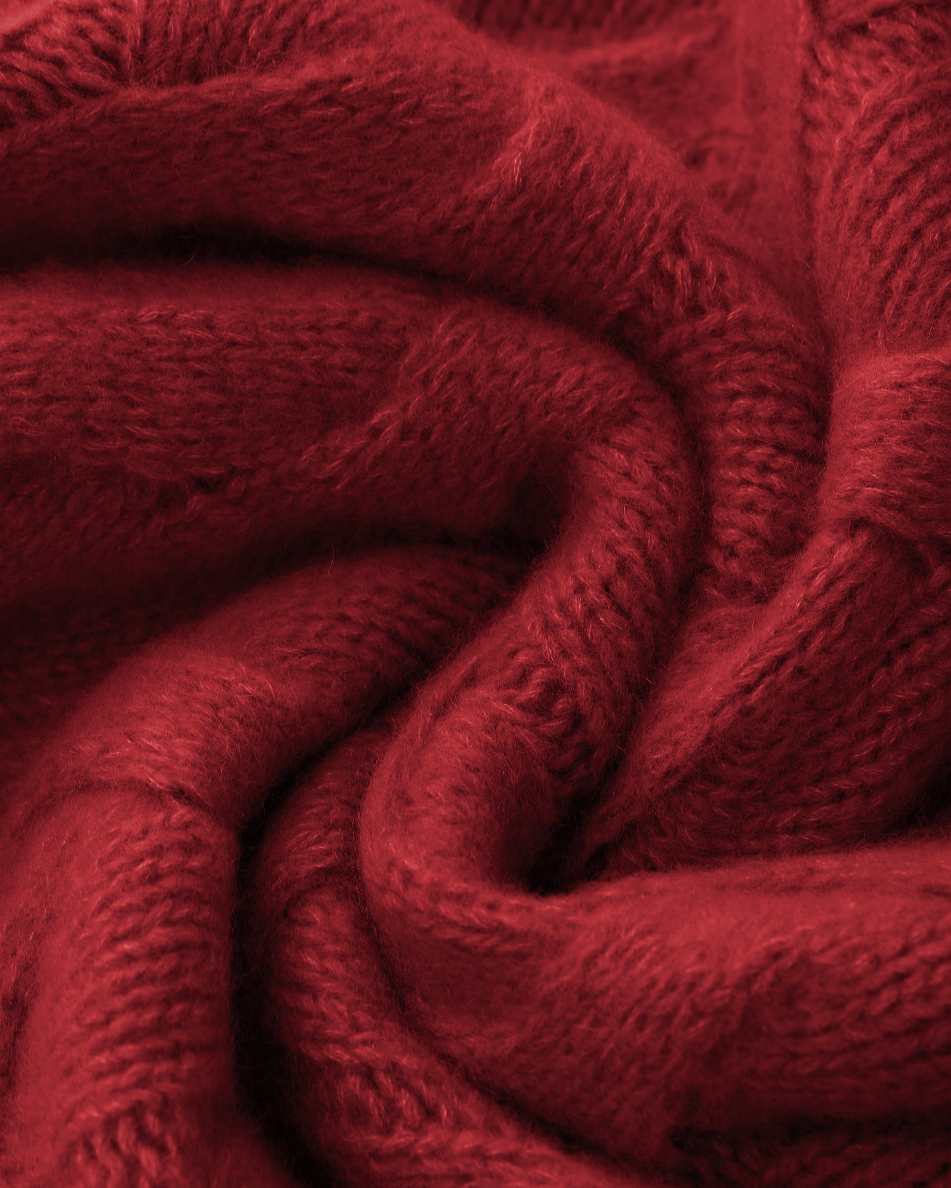Damen Pullover aus 75 % Kaschmir und 25 % Seide in Royal Garnet – grob gestrickter Pullover mit Zopfstrickmuster in oversized Passform mit langer, weiter Silhouette. Das Modell verfügt über einen hohen Stehkragen in Rippstruktur, eine überschnittene Schulter sowie lange, weite Ärmel. Ärmelbündchen und Saum sind in Rippstruktur gearbeitet und unterstreichen den markanten Strickcharakter des Designs.