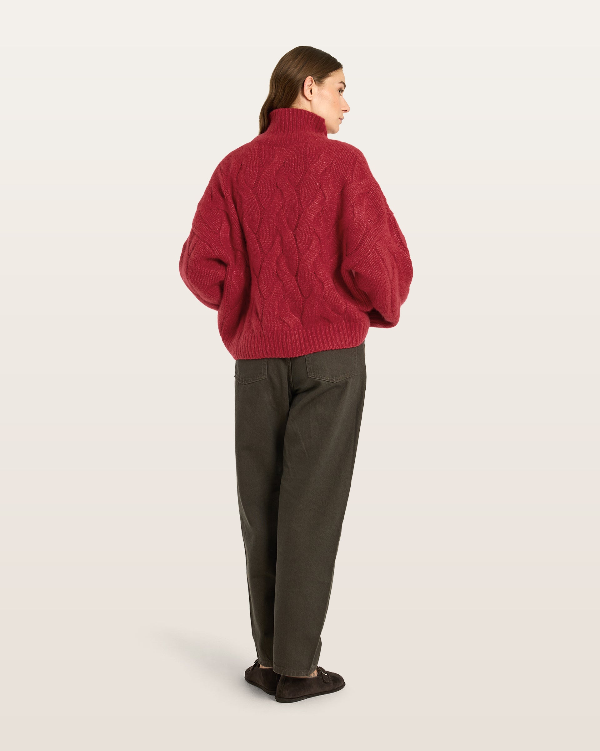 Damen Pullover aus 75 % Kaschmir und 25 % Seide in Royal Garnet – grob gestrickter Pullover mit Zopfstrickmuster in oversized Passform mit langer, weiter Silhouette. Das Modell verfügt über einen hohen Stehkragen in Rippstruktur, eine überschnittene Schulter sowie lange, weite Ärmel. Ärmelbündchen und Saum sind in Rippstruktur gearbeitet und unterstreichen den markanten Strickcharakter des Designs.