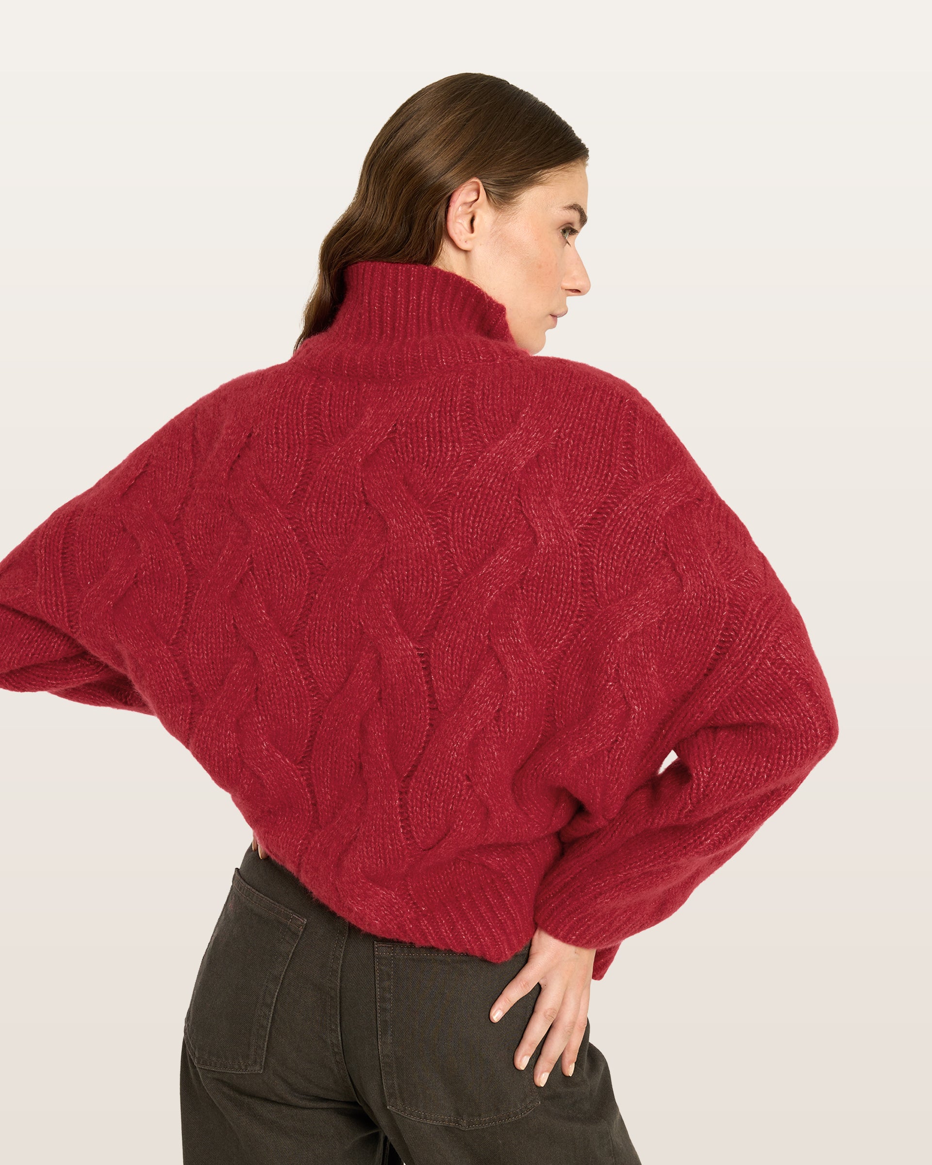Damen Pullover aus 75 % Kaschmir und 25 % Seide in Royal Garnet – grob gestrickter Pullover mit Zopfstrickmuster in oversized Passform mit langer, weiter Silhouette. Das Modell verfügt über einen hohen Stehkragen in Rippstruktur, eine überschnittene Schulter sowie lange, weite Ärmel. Ärmelbündchen und Saum sind in Rippstruktur gearbeitet und unterstreichen den markanten Strickcharakter des Designs.