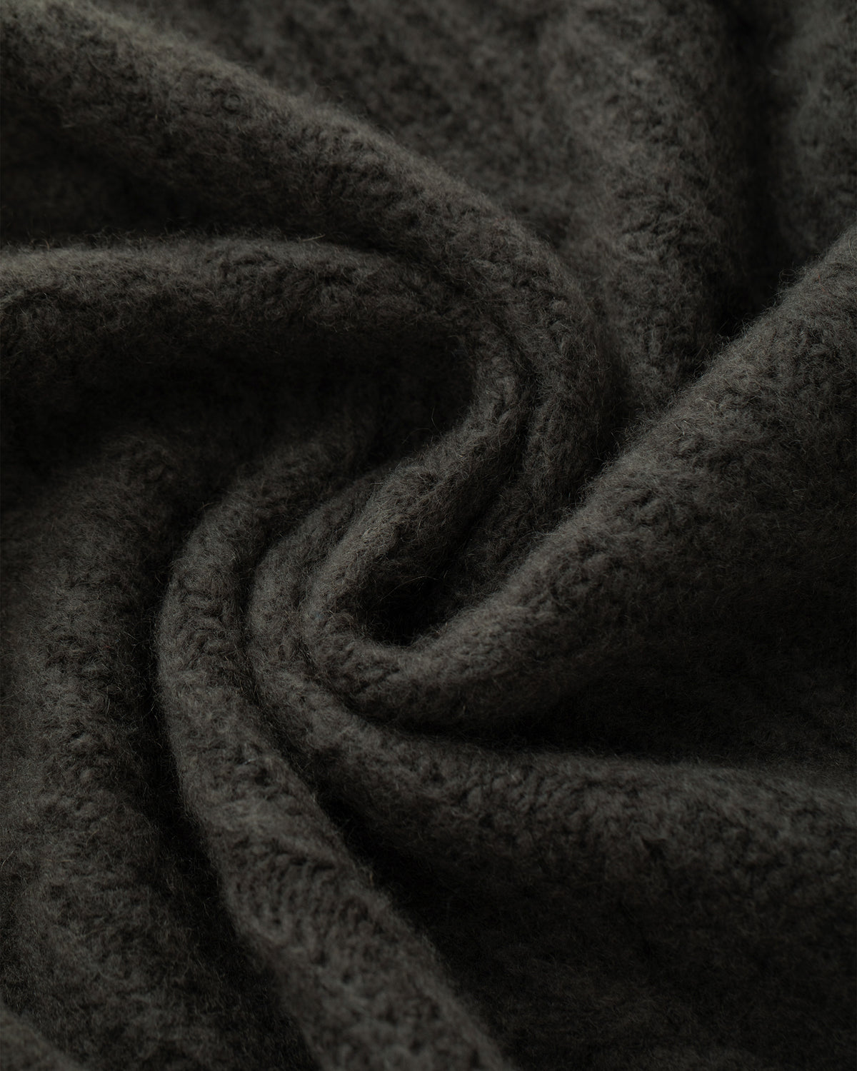 Damen Cardigan aus 75 % Kaschmir und 25 % Seide in Black Forest – Cardigan mit Zopfstrickmuster in mittelschwerer Qualität und oversized Passform mit langer, weiter Silhouette. Das Modell verfügt über eine Knopfleiste mit Knöpfen aus waschbarem Leder, eine überschnittene Schulter sowie lange, relaxte Ärmel. Ärmelbündchen und Saum sind in Rippstruktur gearbeitet und verleihen dem Design einen markanten, zeitlosen Look.
