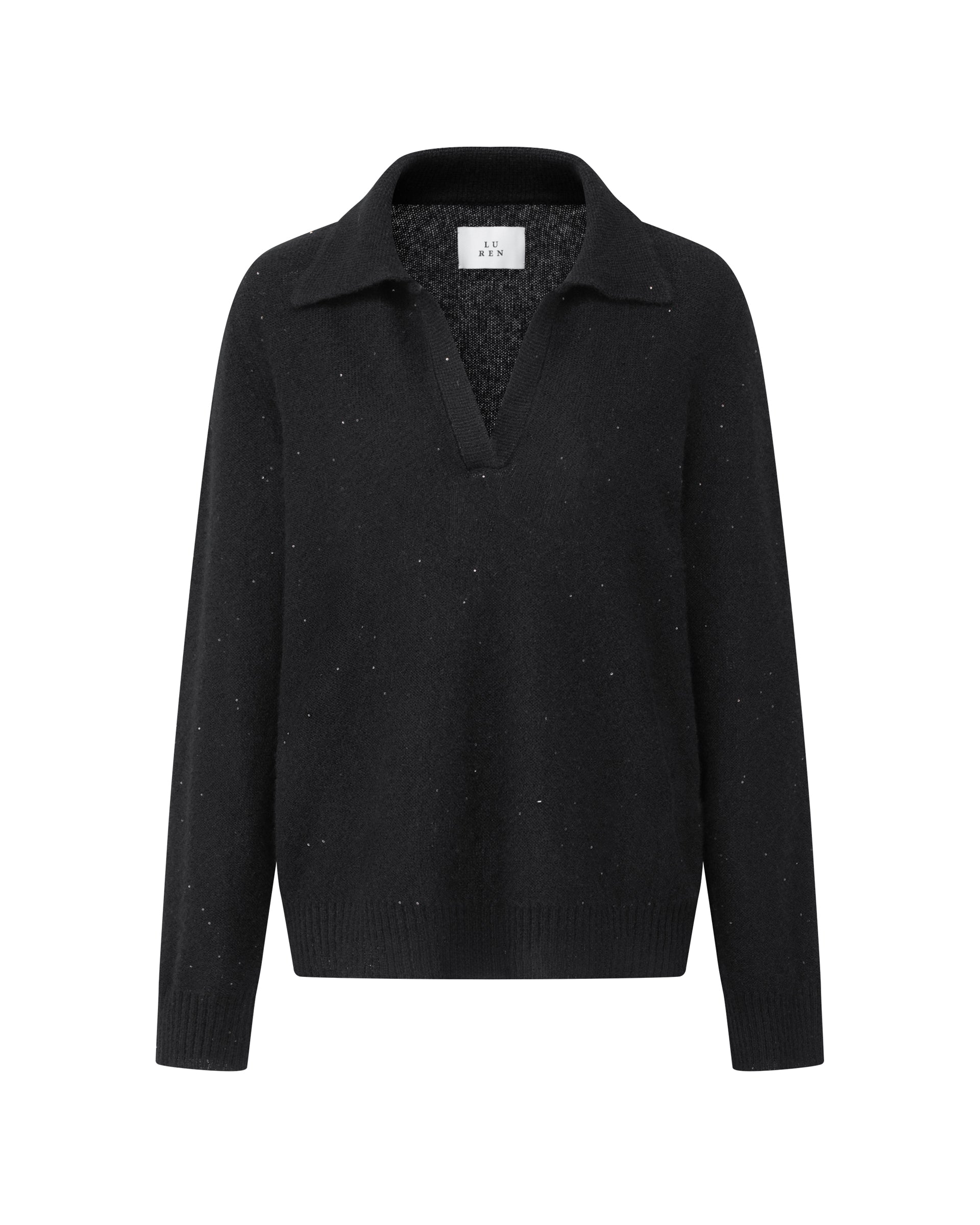 Damen Pullover aus 60 % Kaschmir, 39 % Seide und 1 % Pailletten in Black – links gestrickter Pullover in mittelschwerer Qualität mit lockerer Passform, Polokragen mit tiefer, offener Leiste, klassischer, leicht überschnittener Schulterform sowie langen, relaxten Ärmeln. Ärmelbündchen und Saum sind in Rippstruktur gearbeitet. Dezent eingearbeitete Pailletten verleihen dem Modell einen eleganten, schimmernden Akzent.