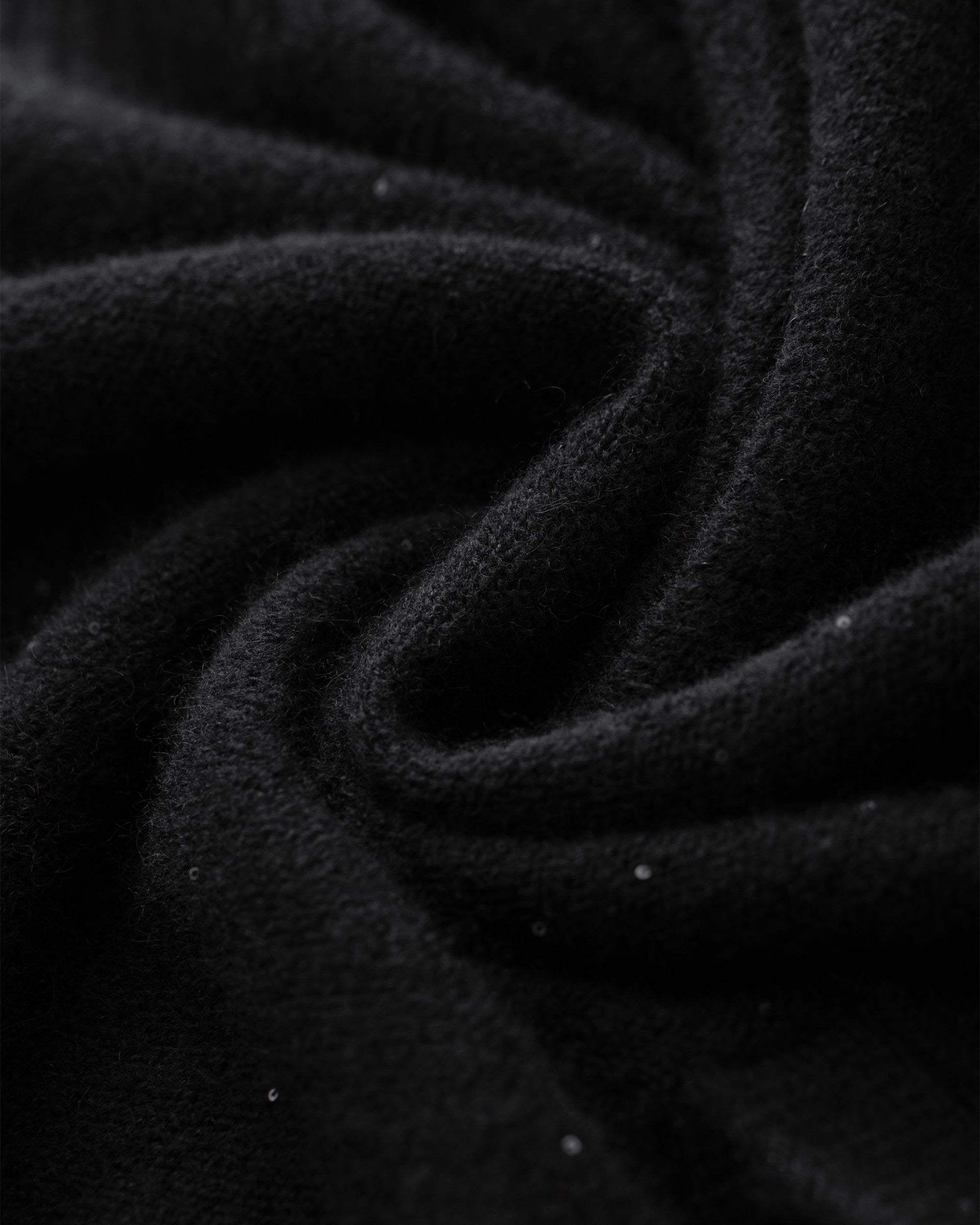Damen Pullover aus 60 % Kaschmir, 39 % Seide und 1 % Pailletten in Black – links gestrickter Pullover in mittelschwerer Qualität mit lockerer Passform, Polokragen mit tiefer, offener Leiste, klassischer, leicht überschnittener Schulterform sowie langen, relaxten Ärmeln. Ärmelbündchen und Saum sind in Rippstruktur gearbeitet. Dezent eingearbeitete Pailletten verleihen dem Modell einen eleganten, schimmernden Akzent.