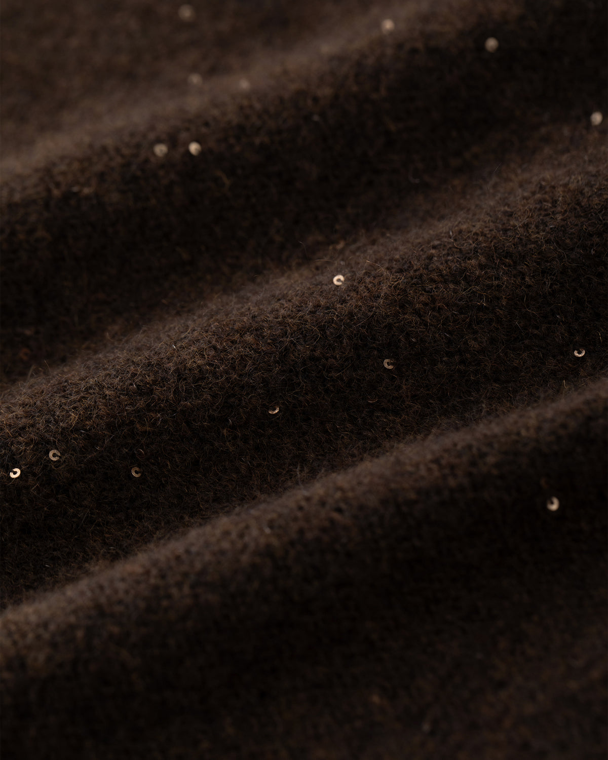 Damen Pullover aus 60 % Kaschmir, 39 % Seide und 1 % Pailletten in Echo – links gestrickter Pullover in mittelschwerer Qualität mit lockerer Passform, Polokragen mit tiefer, offener Leiste, klassischer, leicht überschnittener Schulterform sowie langen, relaxten Ärmeln. Ärmelbündchen und Saum sind in Rippstruktur gearbeitet. Dezent eingearbeitete Pailletten verleihen dem Modell einen eleganten, schimmernden Akzent.
