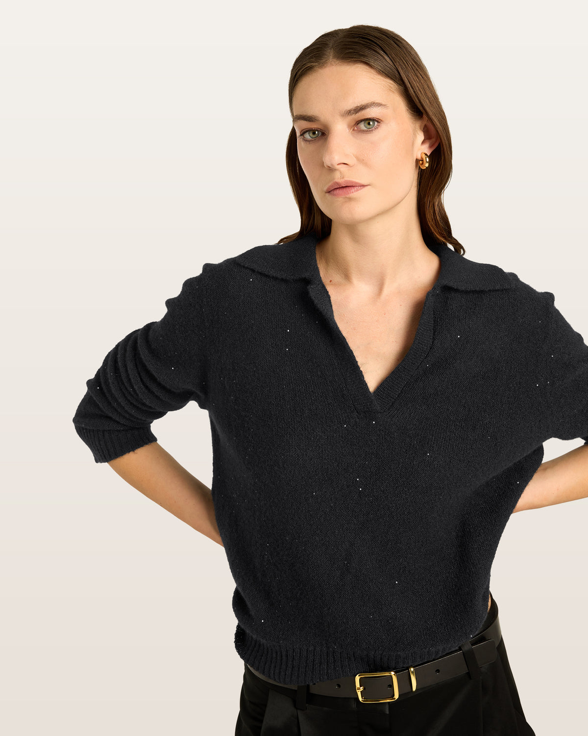 Damen Pullover aus 60 % Kaschmir, 39 % Seide und 1 % Pailletten in Black – links gestrickter Pullover in mittelschwerer Qualität mit lockerer Passform, Polokragen mit tiefer, offener Leiste, klassischer, leicht überschnittener Schulterform sowie langen, relaxten Ärmeln. Ärmelbündchen und Saum sind in Rippstruktur gearbeitet. Dezent eingearbeitete Pailletten verleihen dem Modell einen eleganten, schimmernden Akzent.