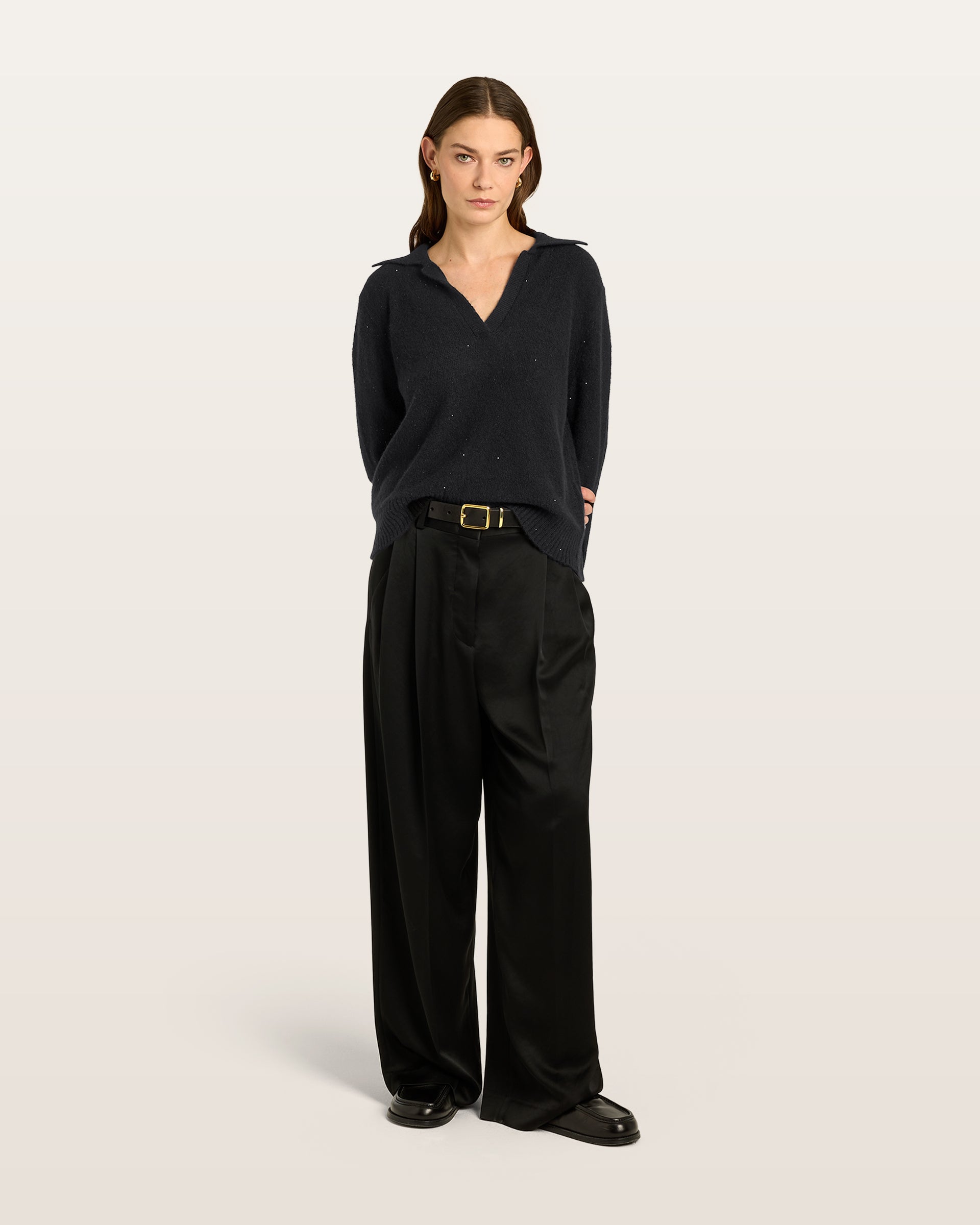 Damen Pullover aus 60 % Kaschmir, 39 % Seide und 1 % Pailletten in Black – links gestrickter Pullover in mittelschwerer Qualität mit lockerer Passform, Polokragen mit tiefer, offener Leiste, klassischer, leicht überschnittener Schulterform sowie langen, relaxten Ärmeln. Ärmelbündchen und Saum sind in Rippstruktur gearbeitet. Dezent eingearbeitete Pailletten verleihen dem Modell einen eleganten, schimmernden Akzent.