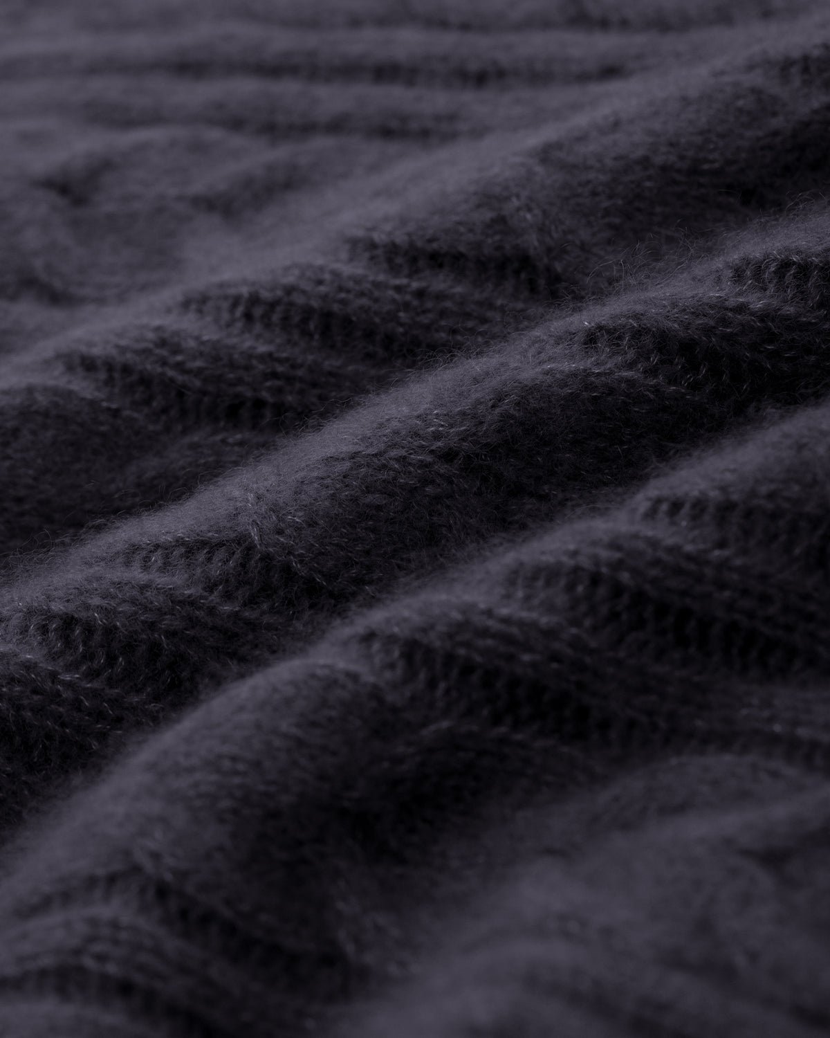 Damen Pullover aus 75 % Kaschmir und 25 % Seide in Graphite Grey – glatt gestrickter Pullover mit Zopfstrickmuster in mittelschwerer Qualität und figurbetonter Passform. Das Modell verfügt über einen Kragen, der als Stehkragen oder Rollkragen getragen werden kann, Raglanärmel sowie lange, schmale Ärmel. Ärmelbündchen und Saum sind in Rippstruktur gearbeitet und verleihen dem Design einen stilvollen Abschluss.